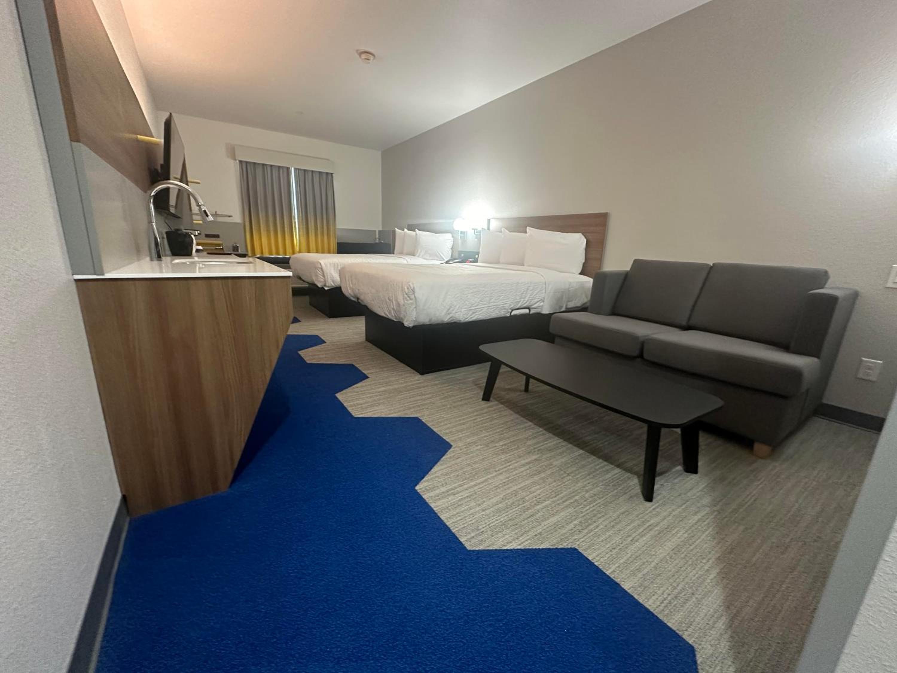 Studio Queen Suite with Kitchenette - Non-Smoking