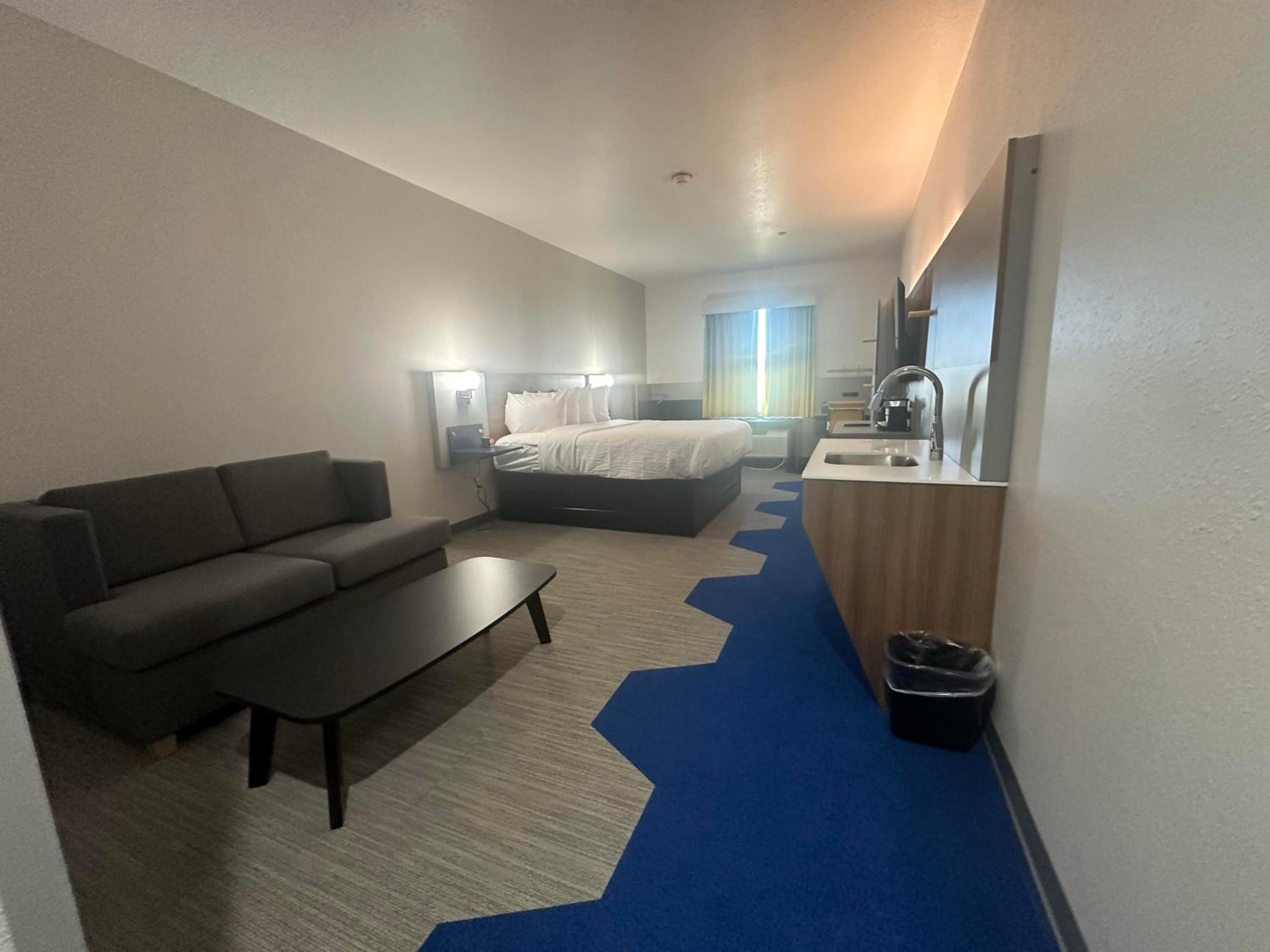 Studio King Suite with Kitchenette - Non-Smoking - Photo 4
