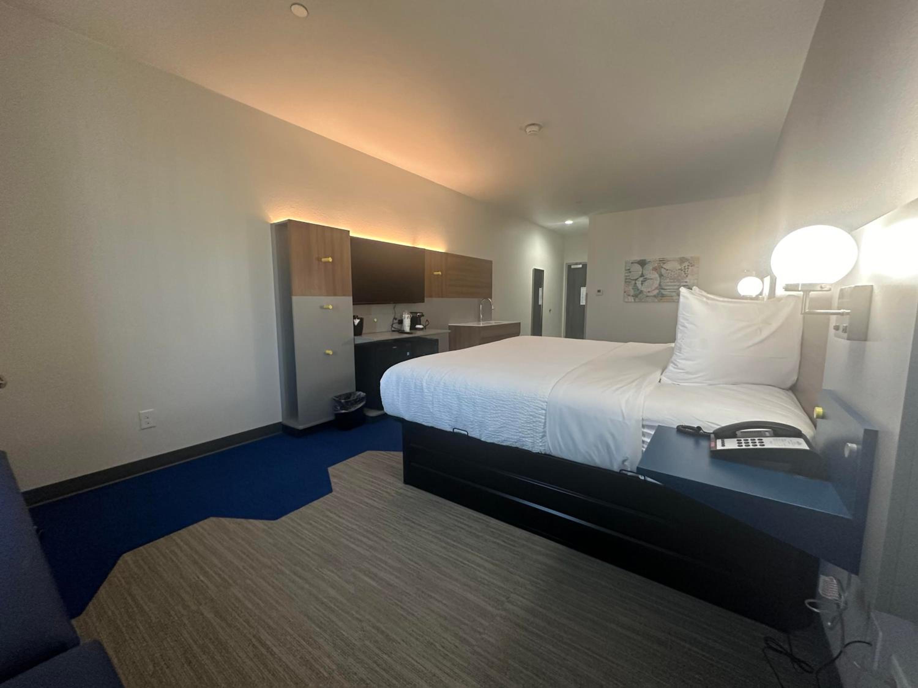 Studio King Suite with Kitchenette - Non-Smoking - Photo 1