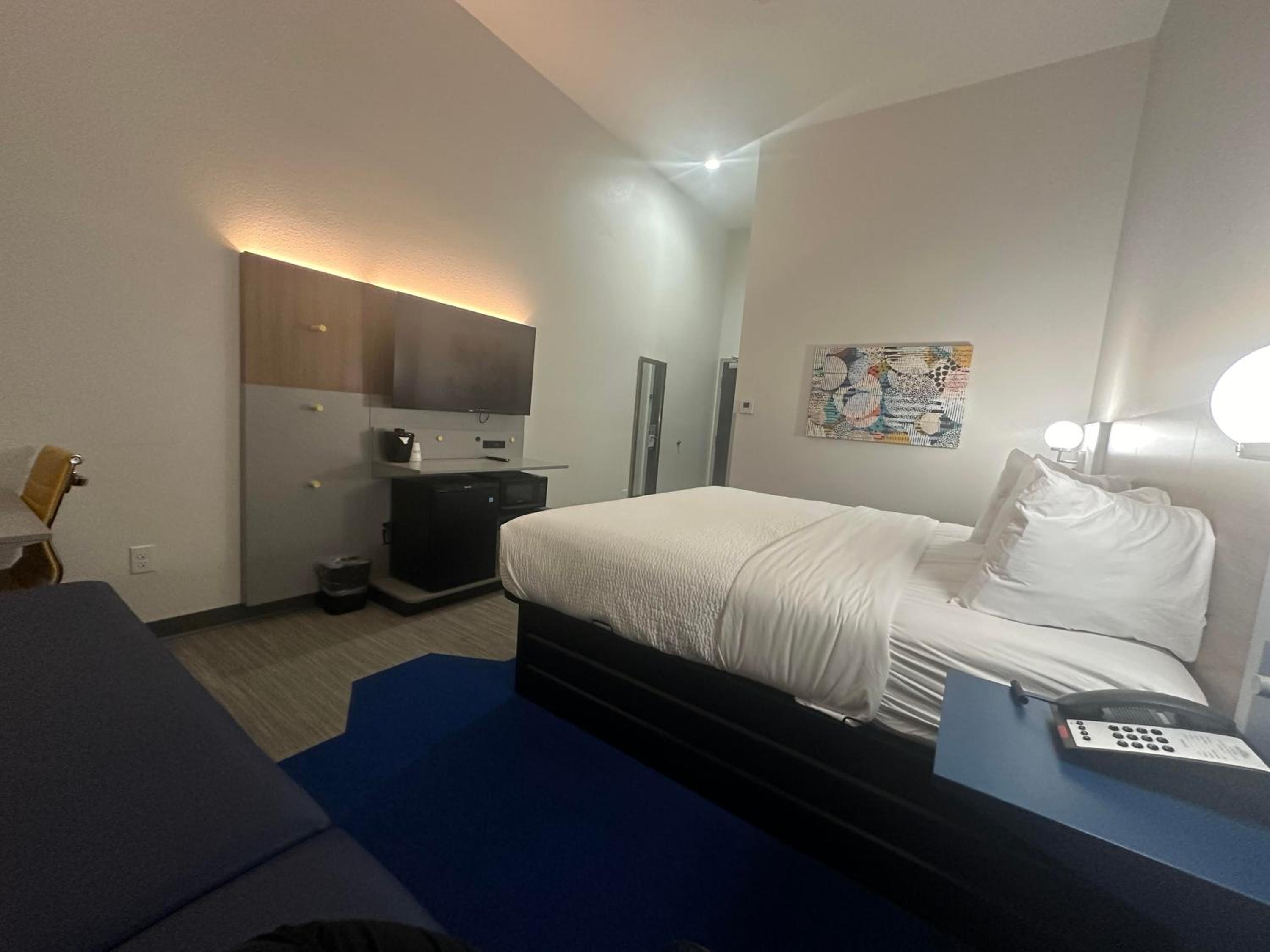 King Room - Non-Smoking - Photo 3