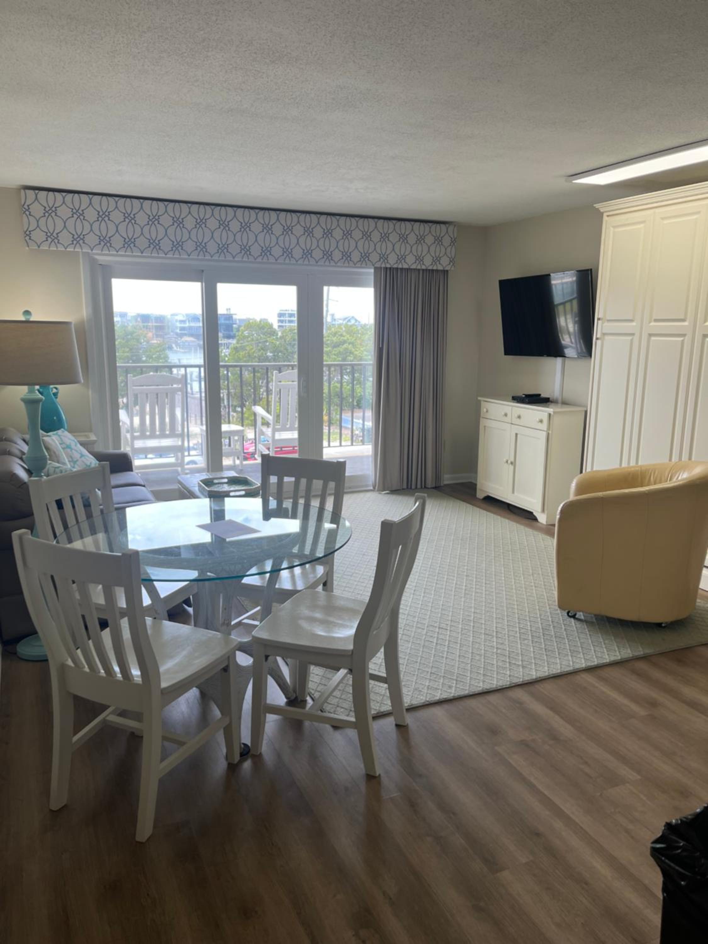Deluxe One-Bedroom Apartment with Harbor View photo 3