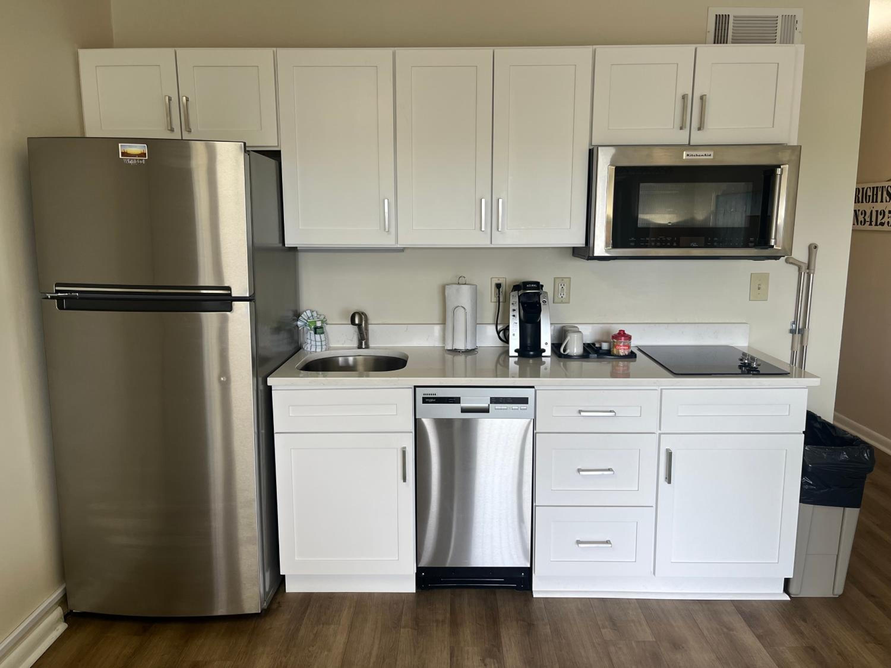 Deluxe One-Bedroom Apartment with Harbor View photo 2