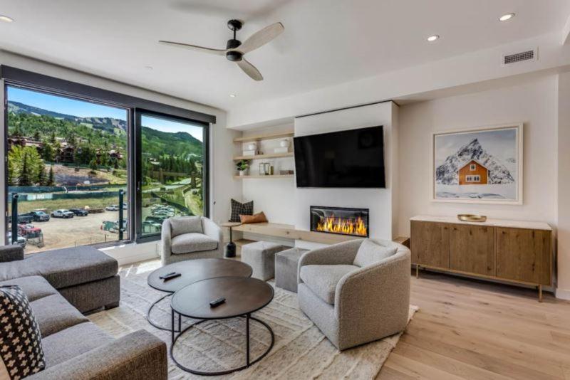 Two-Bedroom Apartment with Mountain View photo 1
