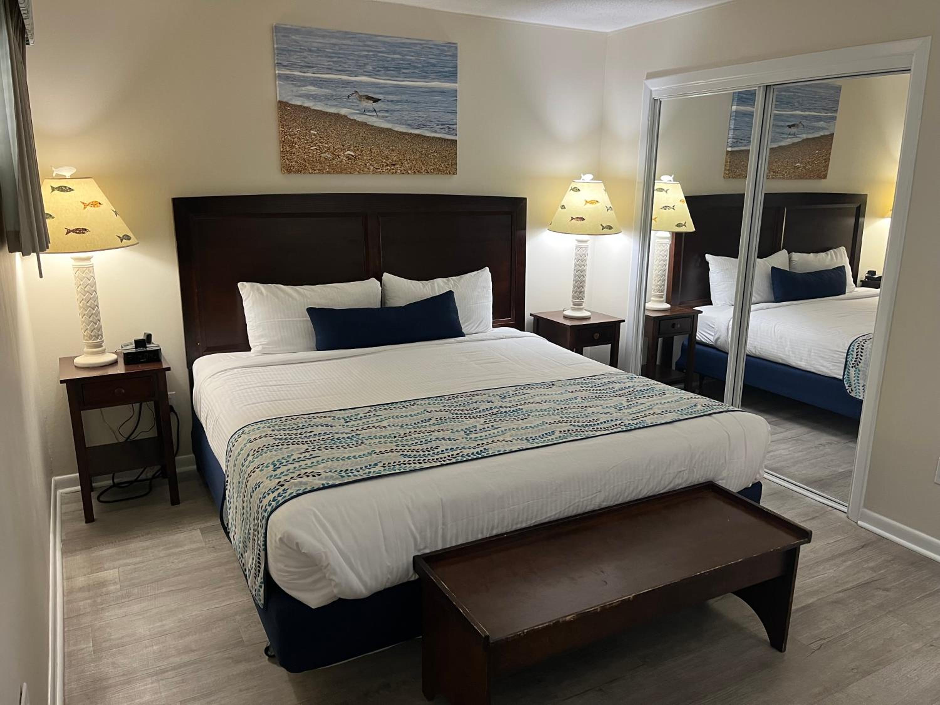 Deluxe One-Bedroom Apartment with Harbor View photo 3