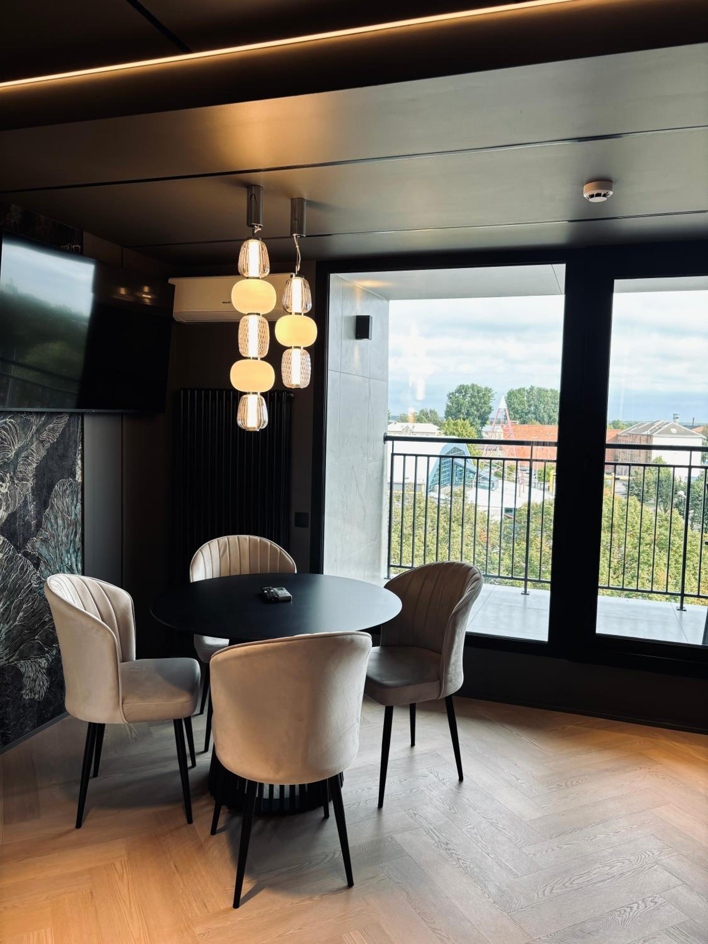 Penthouse Suite - Photo 8