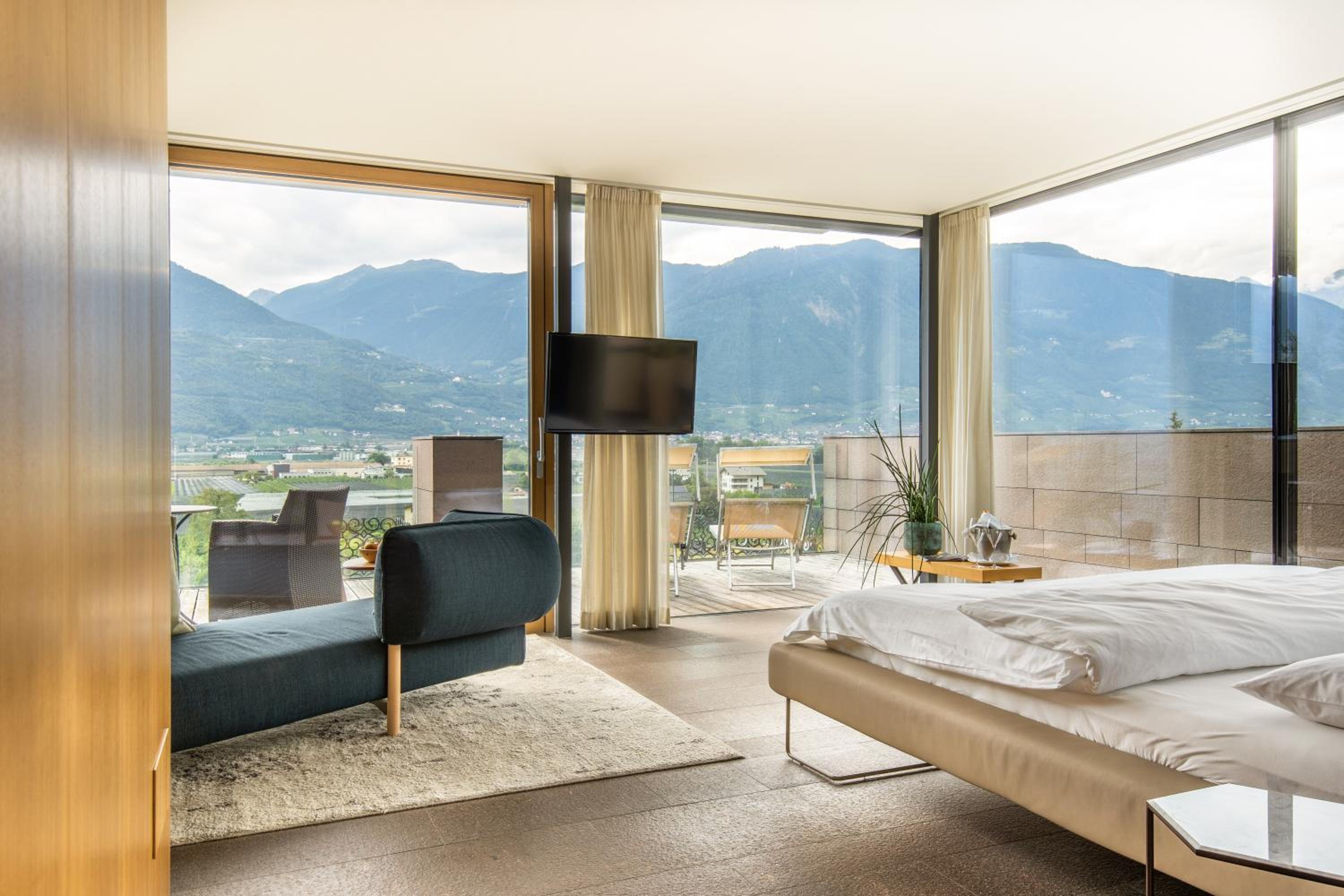 Deluxe Penthouse with Whirlpool Tub - Photo 4