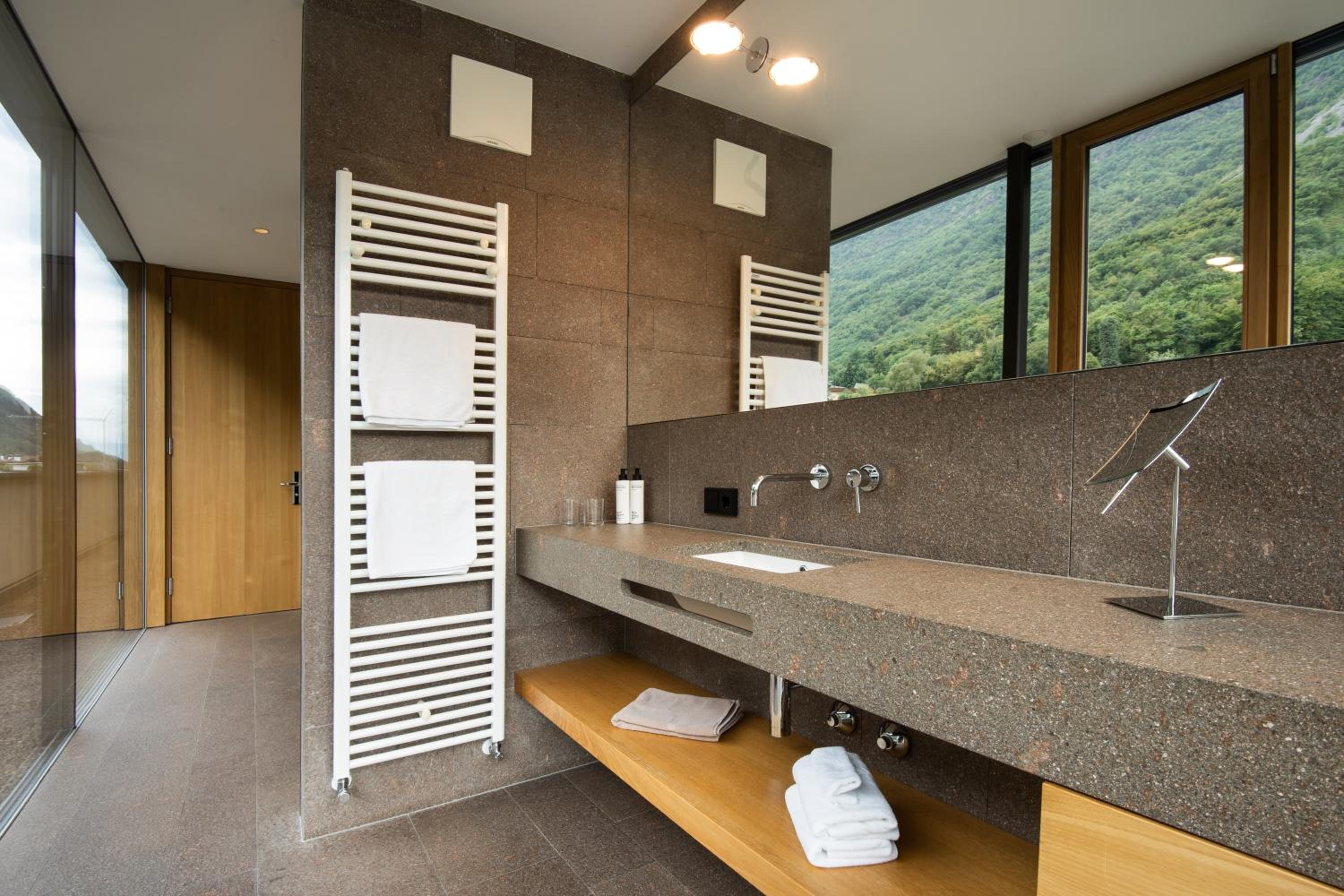 Deluxe Penthouse with Whirlpool Tub - Photo 6