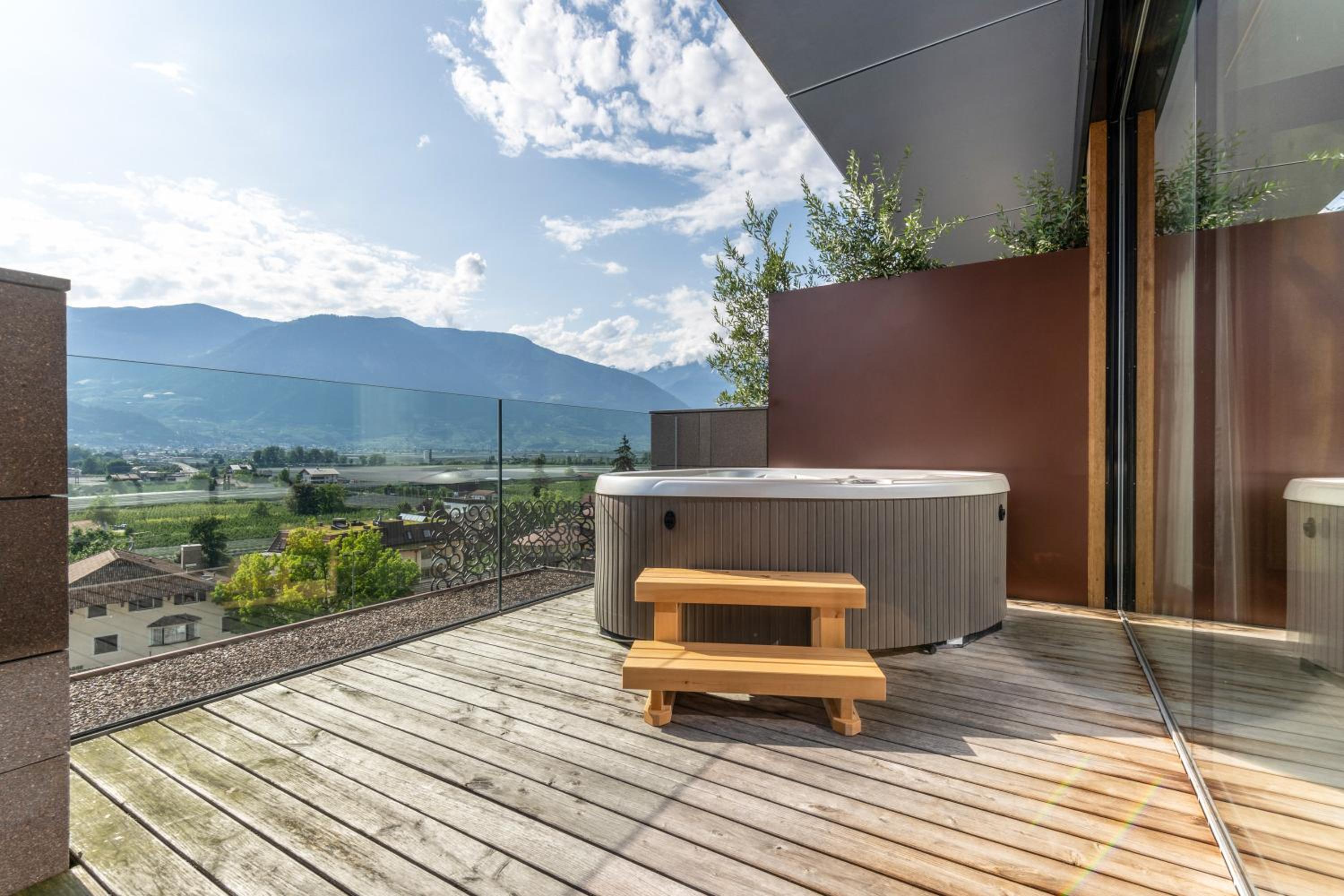 Deluxe Penthouse with Whirlpool Tub - Photo 5