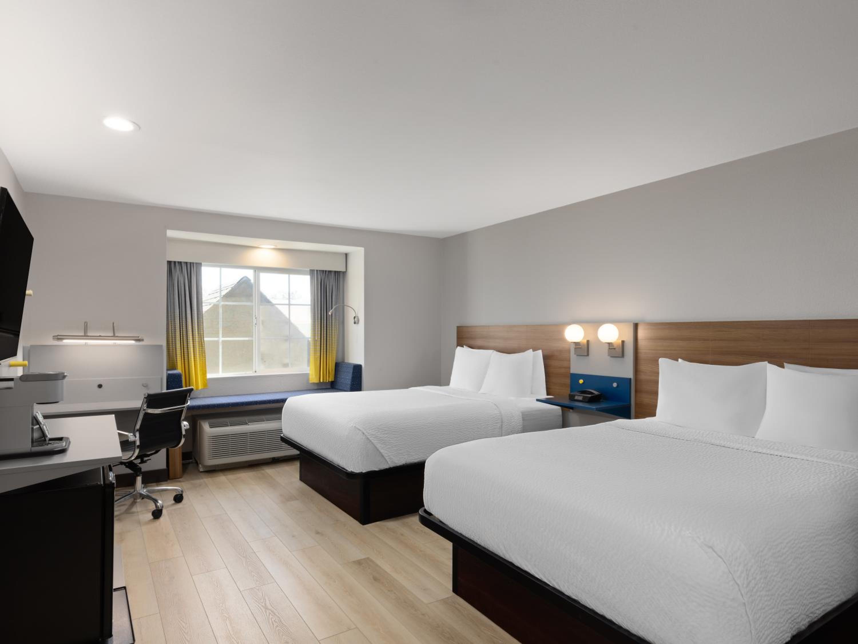 Queen Room with Two Queen Beds - Non-Smoking - Photo 5