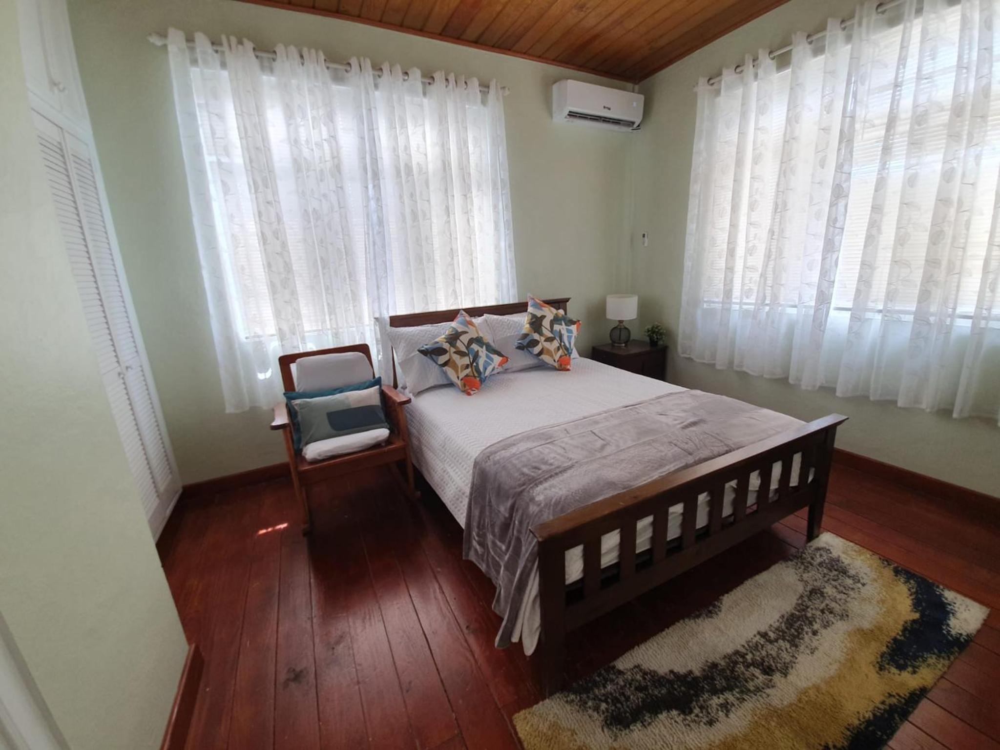 Queen Room photo 1