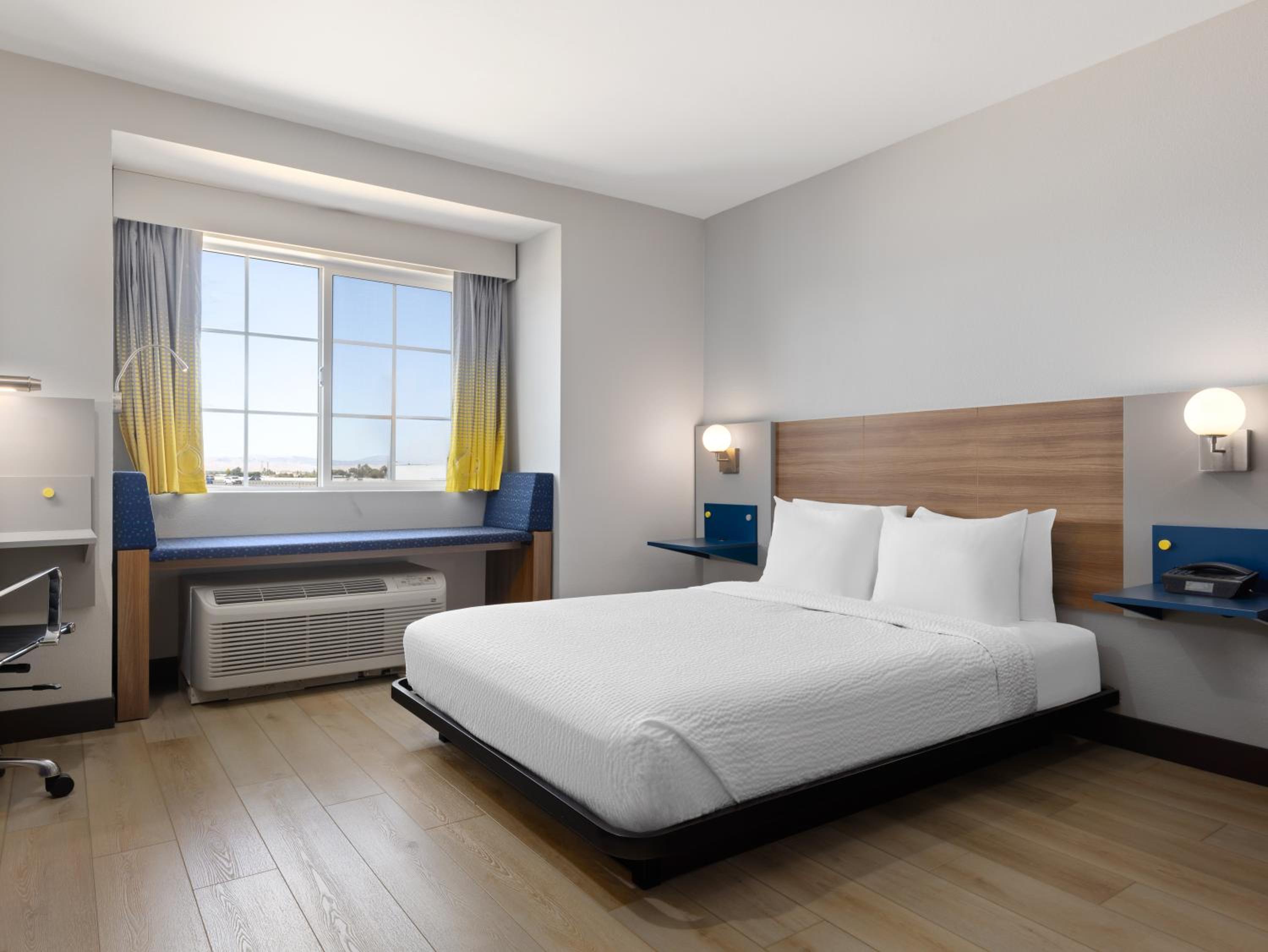 Efficiency Studio with One Queen Bed - Mobility Accessible - Non-Smonking - Photo 5