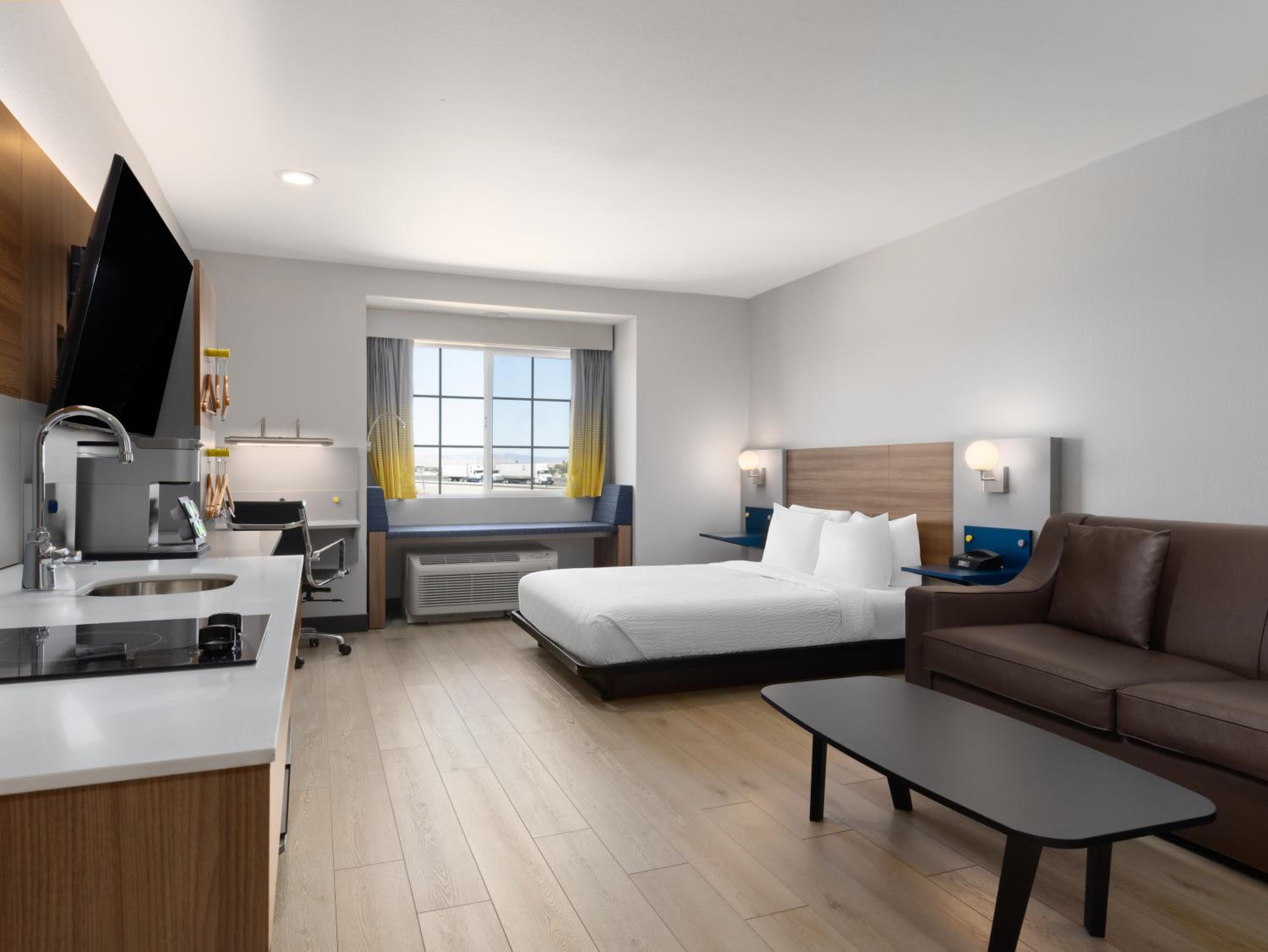 Efficiency Studio with One Queen Bed - Mobility Accessible - Non-Smonking - Photo 4