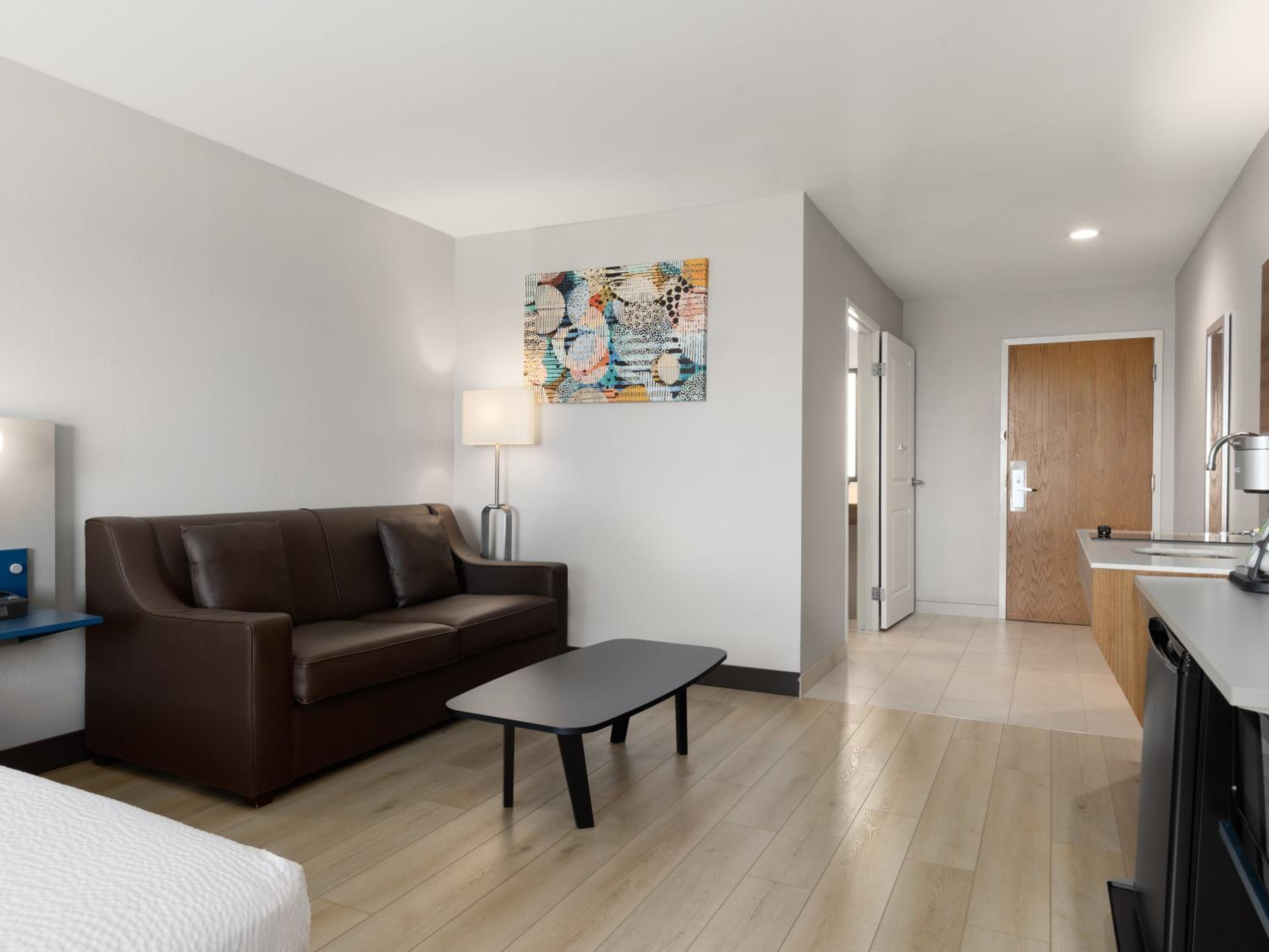Efficiency Studio with One Queen Bed - Mobility Accessible - Non-Smonking - Photo 6