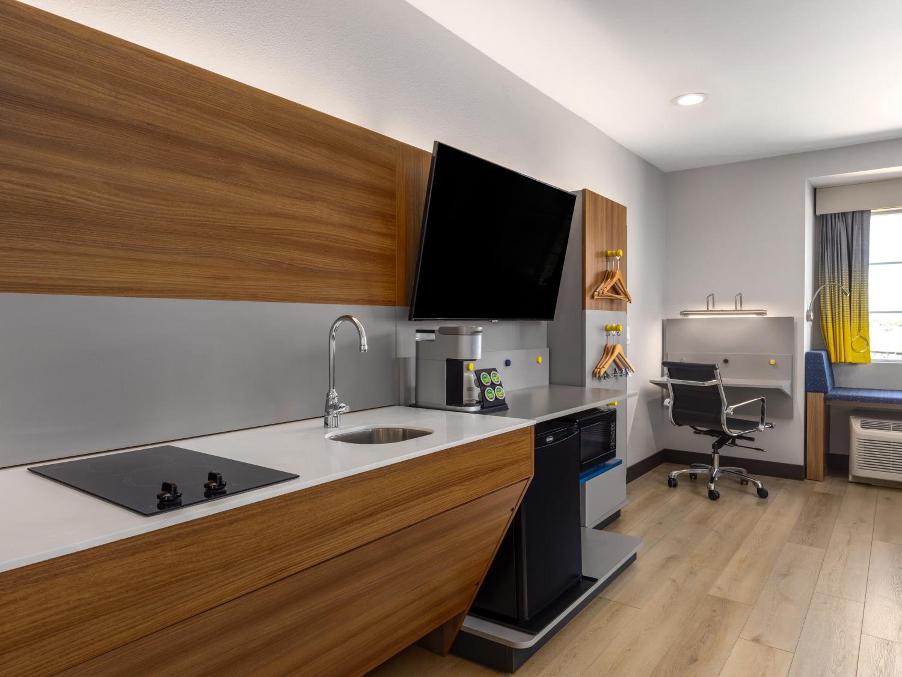 Efficiency Studio with One Queen Bed - Mobility Accessible - Non-Smonking - Photo 3