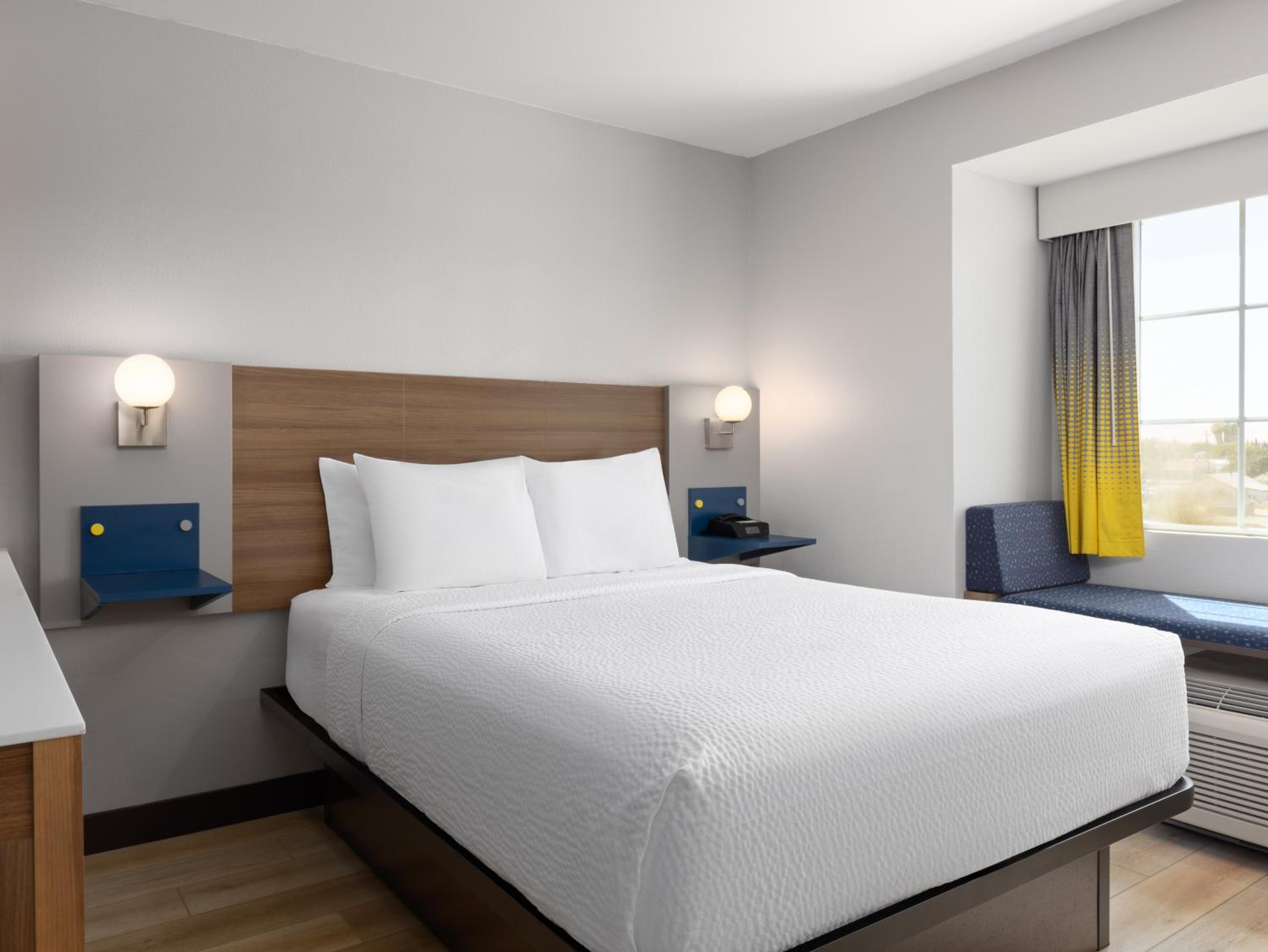 Efficiency Studio Suite with One Queen Bed - Non-Smoking - Photo 2