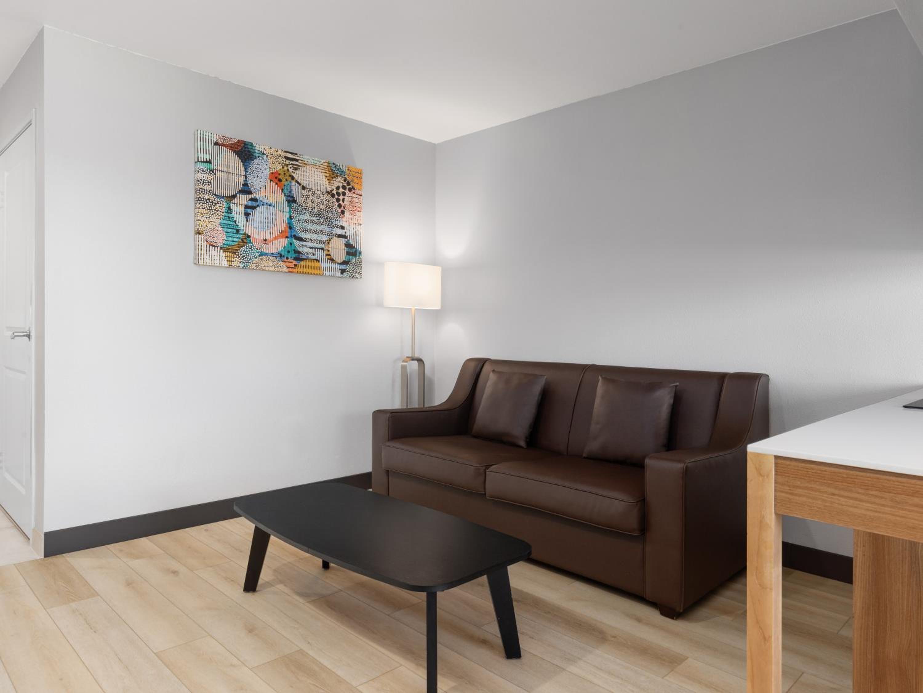 Efficiency Studio Suite with One Queen Bed - Non-Smoking - Photo 3