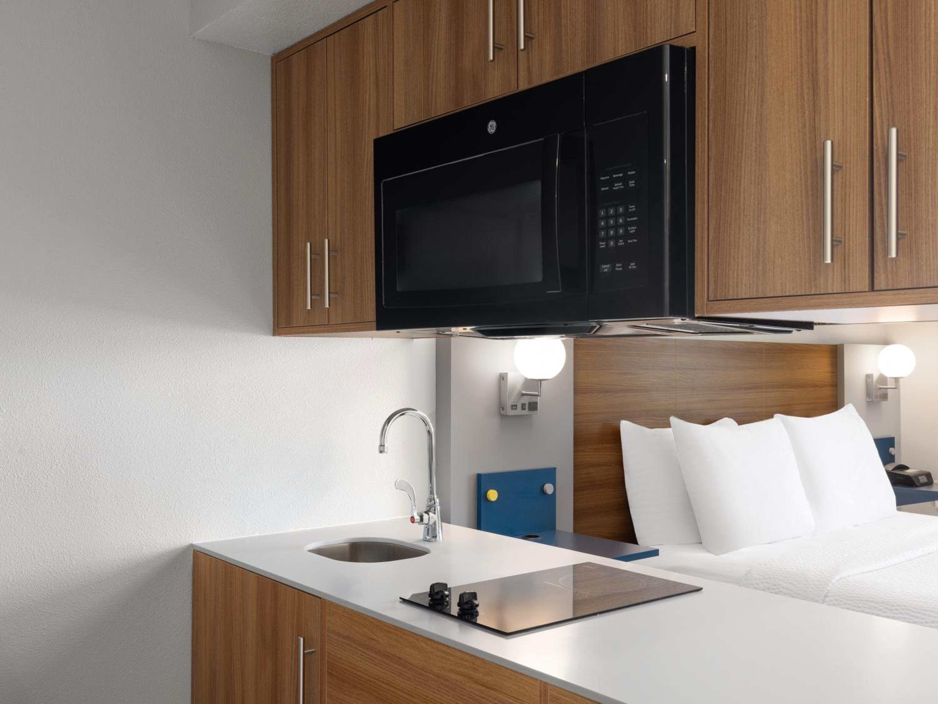 Efficiency Studio Suite with One Queen Bed - Non-Smoking - Photo 4