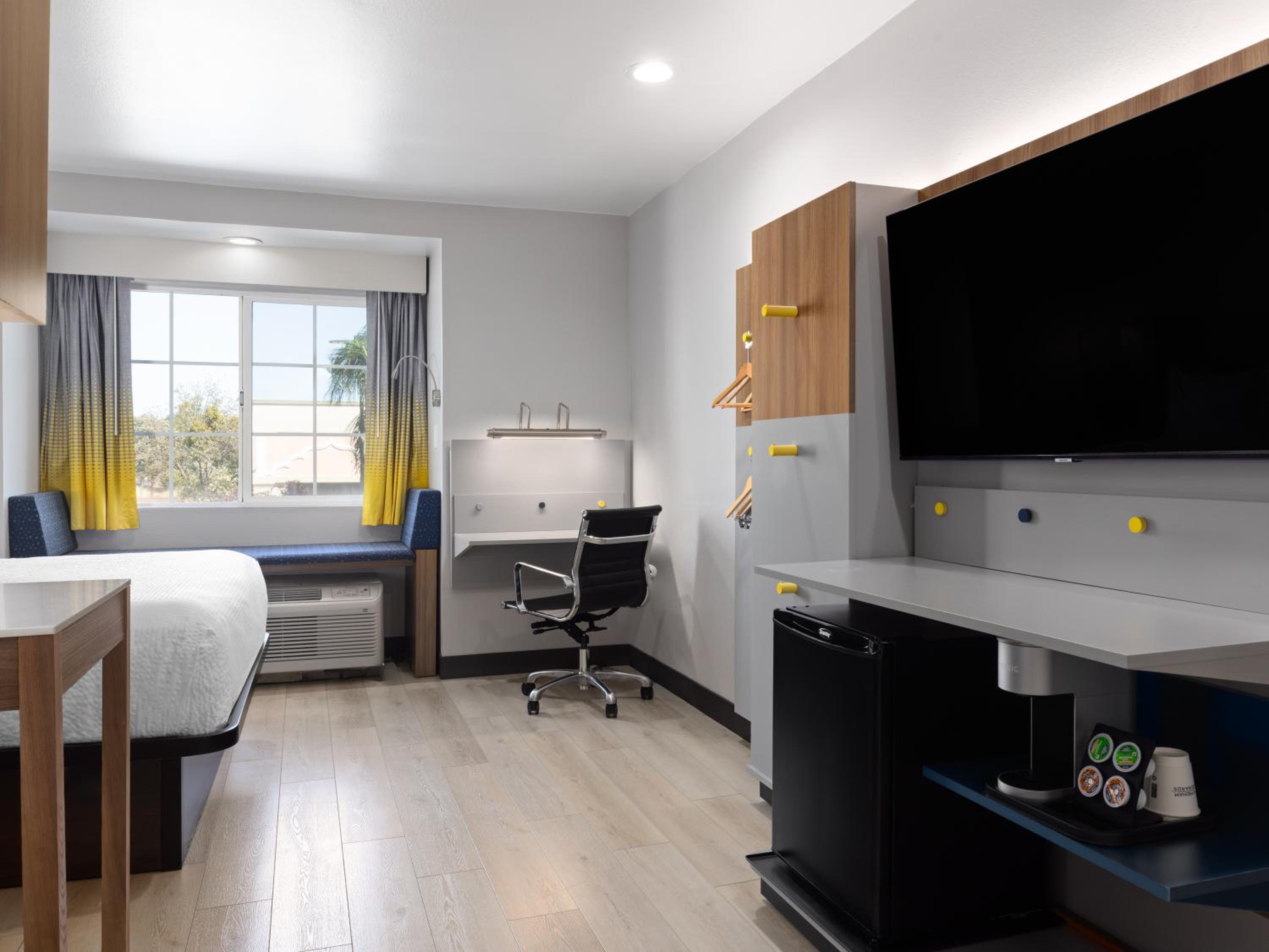 Efficiency Studio Suite with One Queen Bed - Non-Smoking - Photo 6