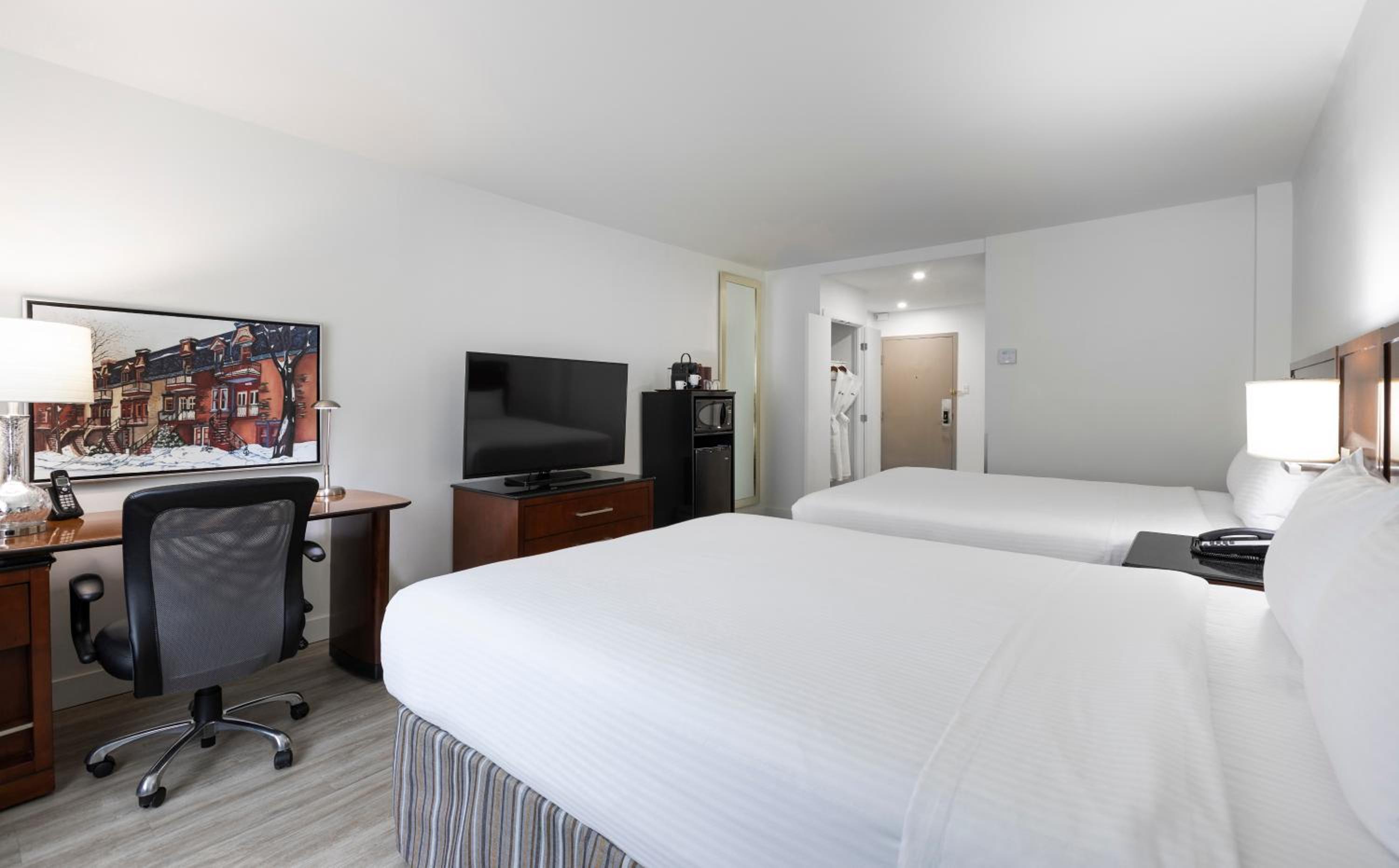 Queen Room with Two Queen Beds - Photo 4