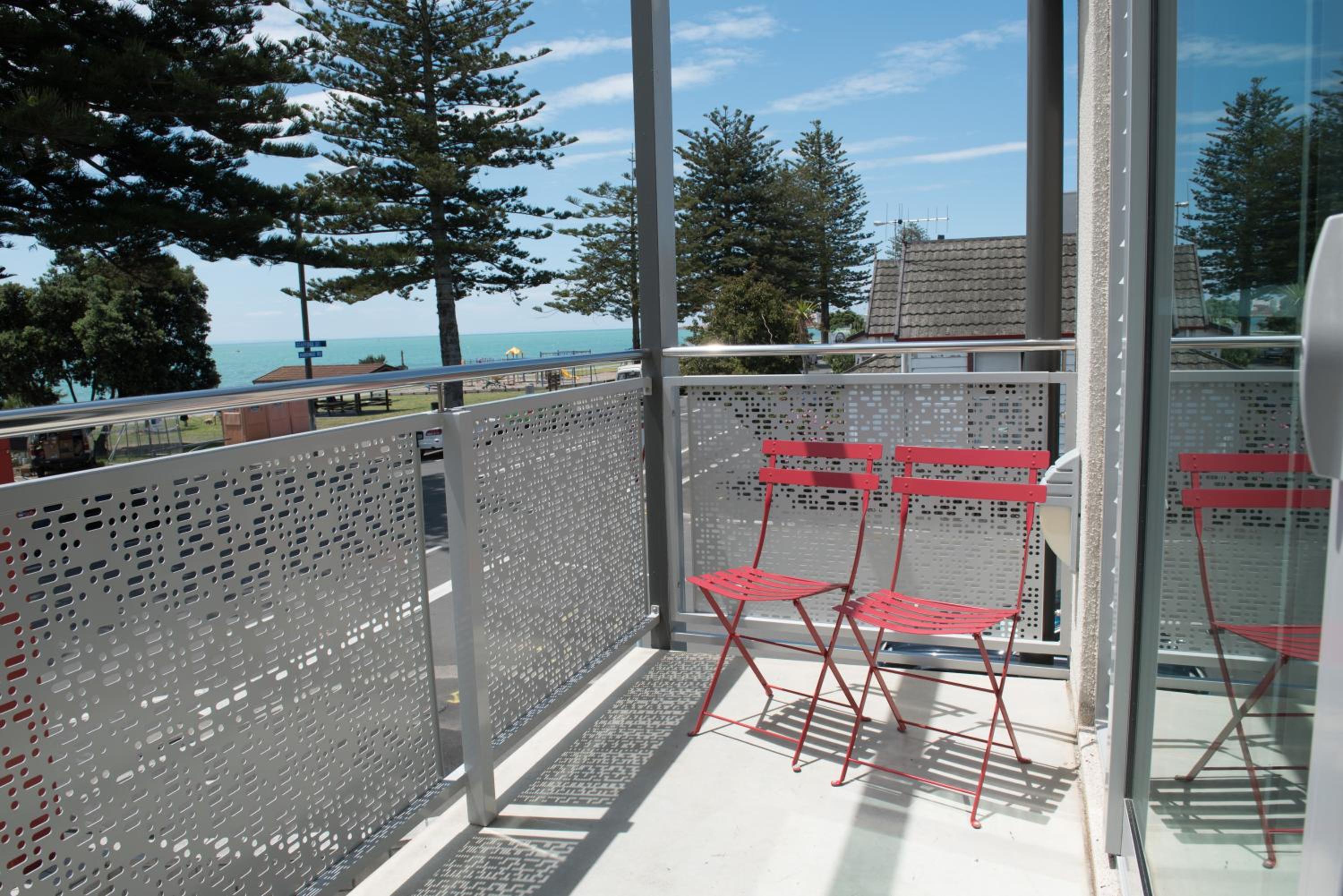 Beachfront Studio Upper Floor (King Bed, Partial Sea View) photo 3