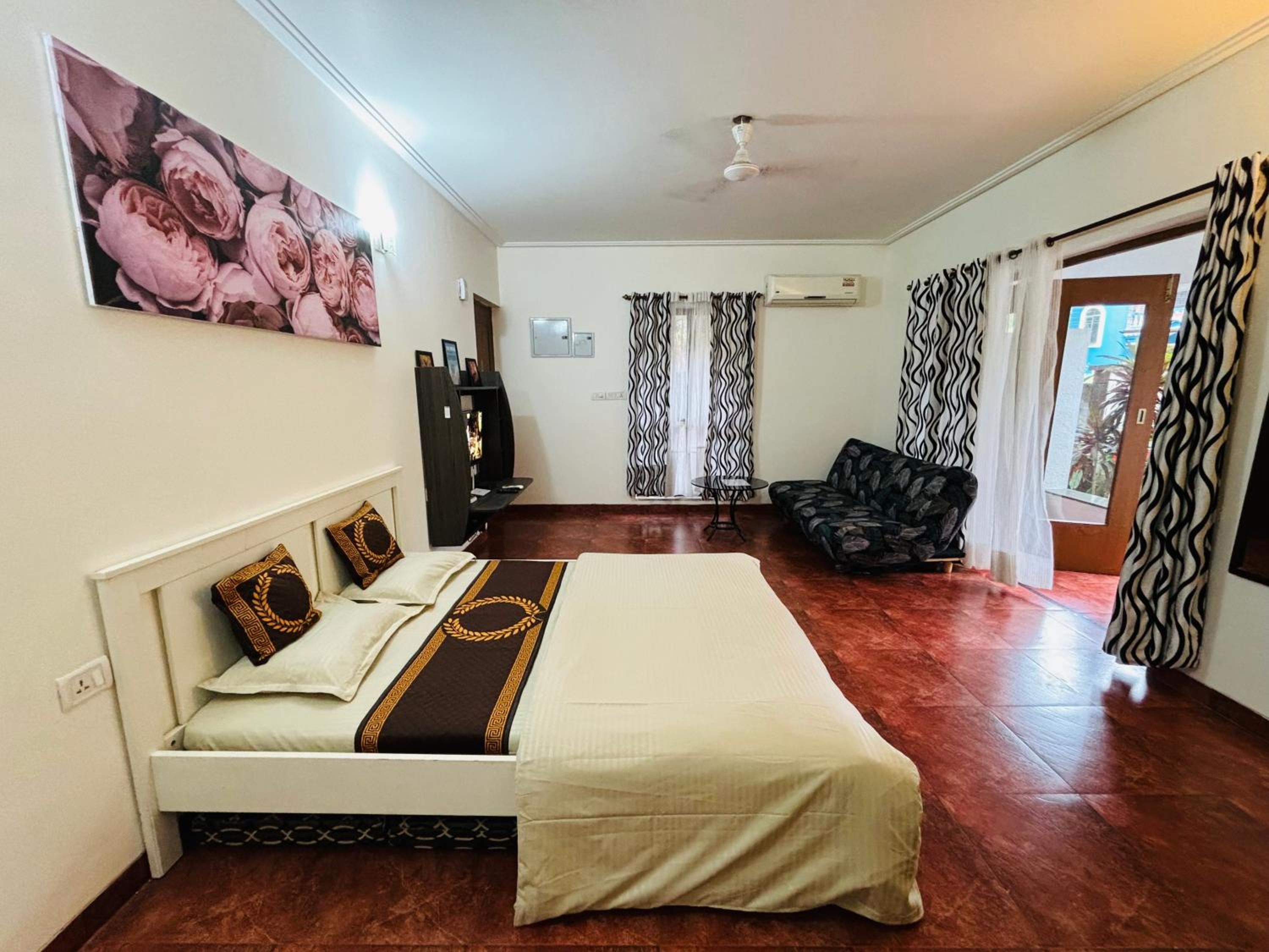 Studio Apartment with Balcony photo 3