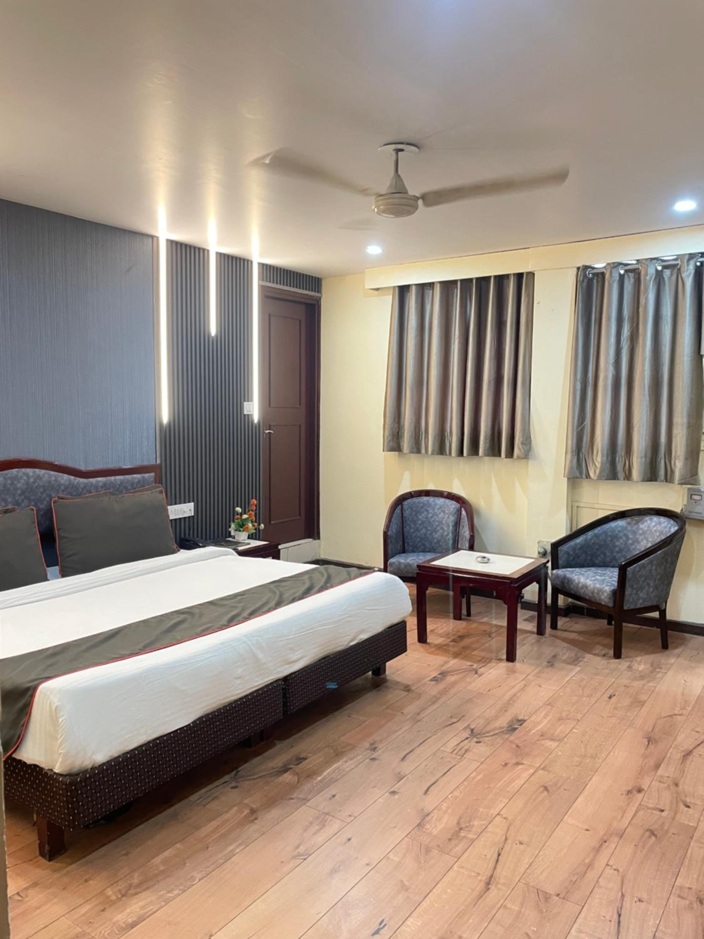 Deluxe Double Room (2 Adults + 1 Child) photo 2