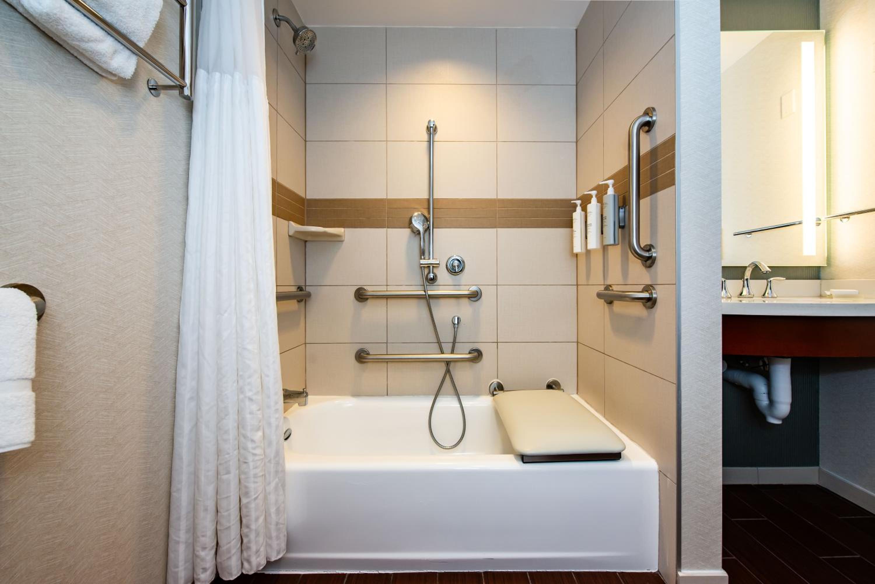 Premium Queen Room with Two Queen Beds photo 2