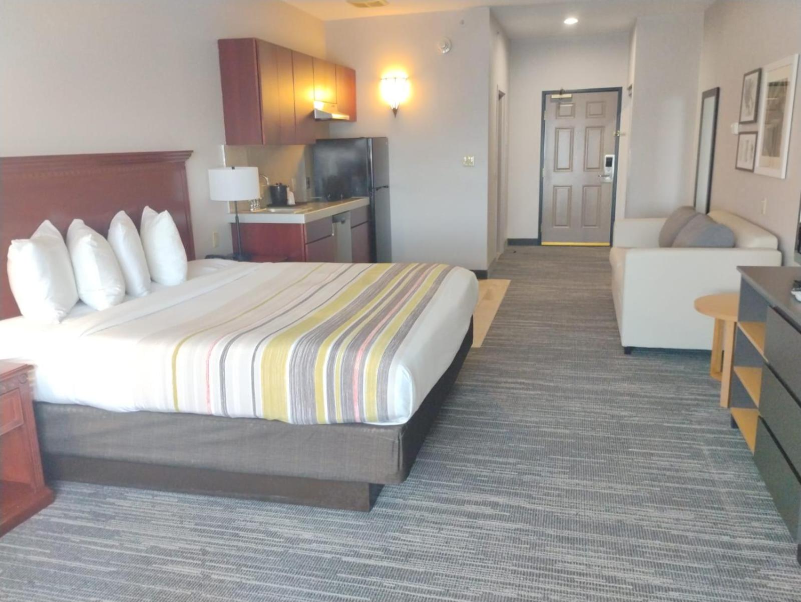 King Suite with Kitchenette - Non-Smoking photo 1