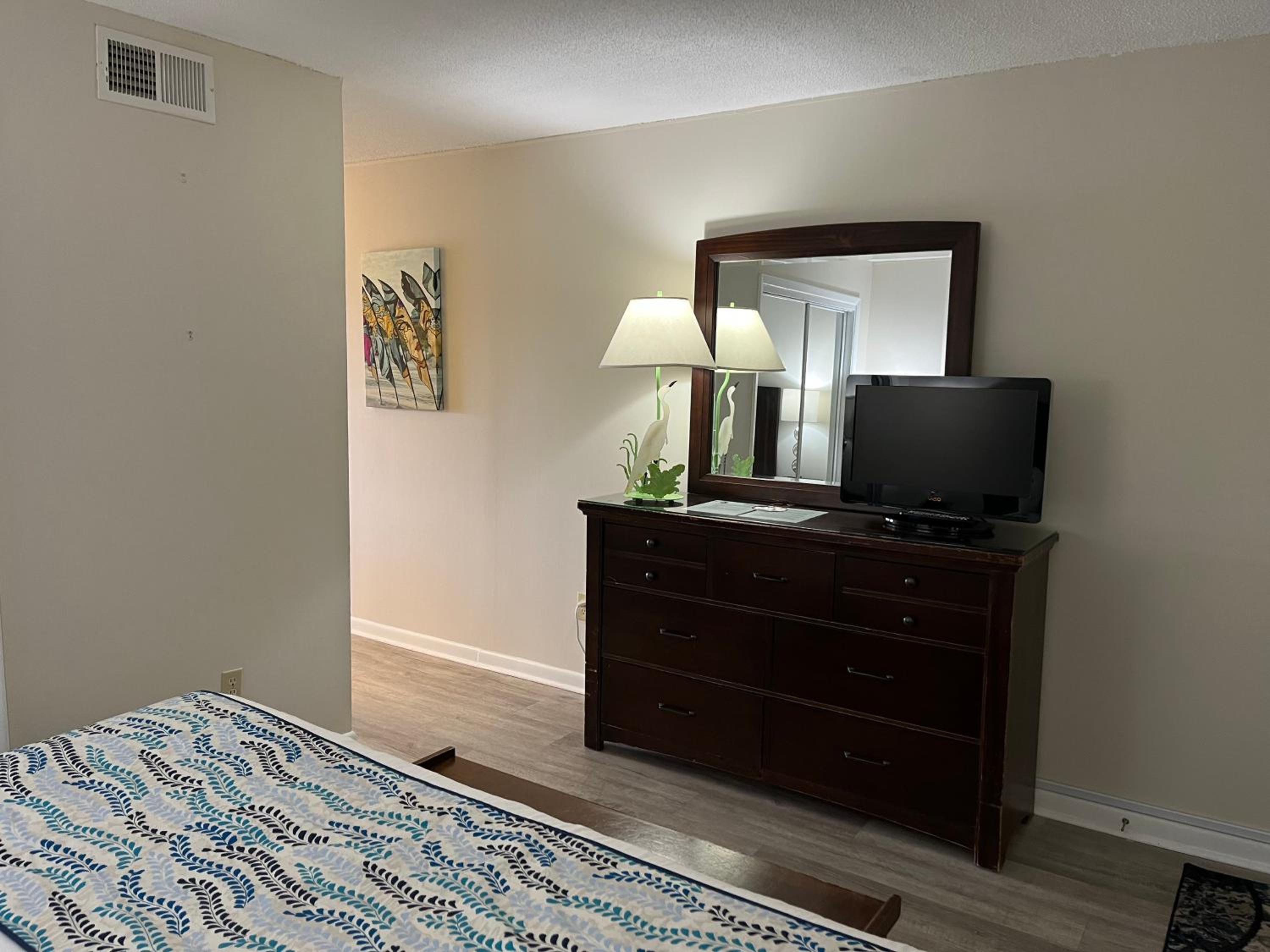Deluxe One-Bedroom Apartment with Harbor View photo 2