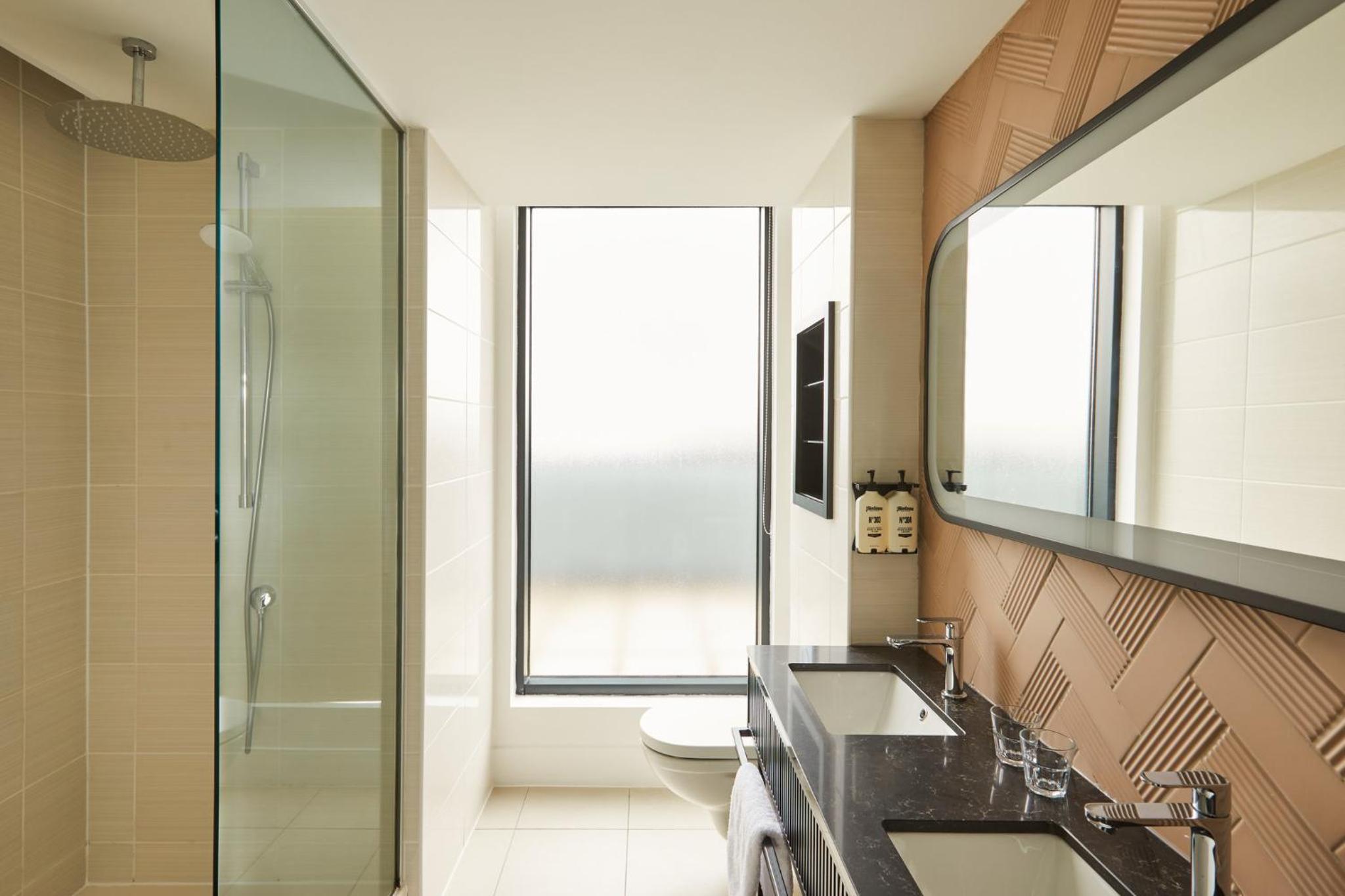 Premium Corner King Room with Balcony and City View - Photo 4