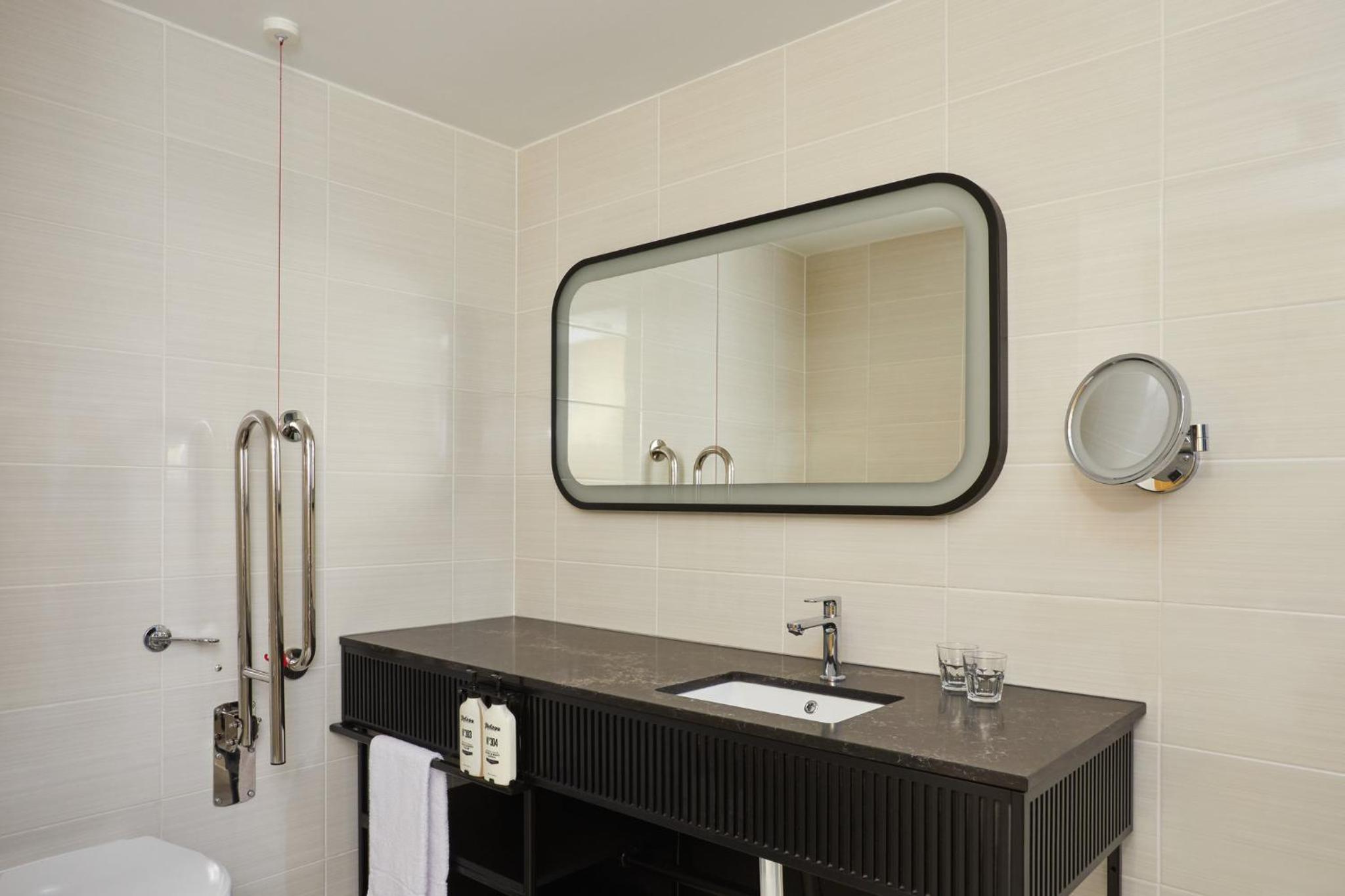Premium King Room - Disability Access - Photo 2