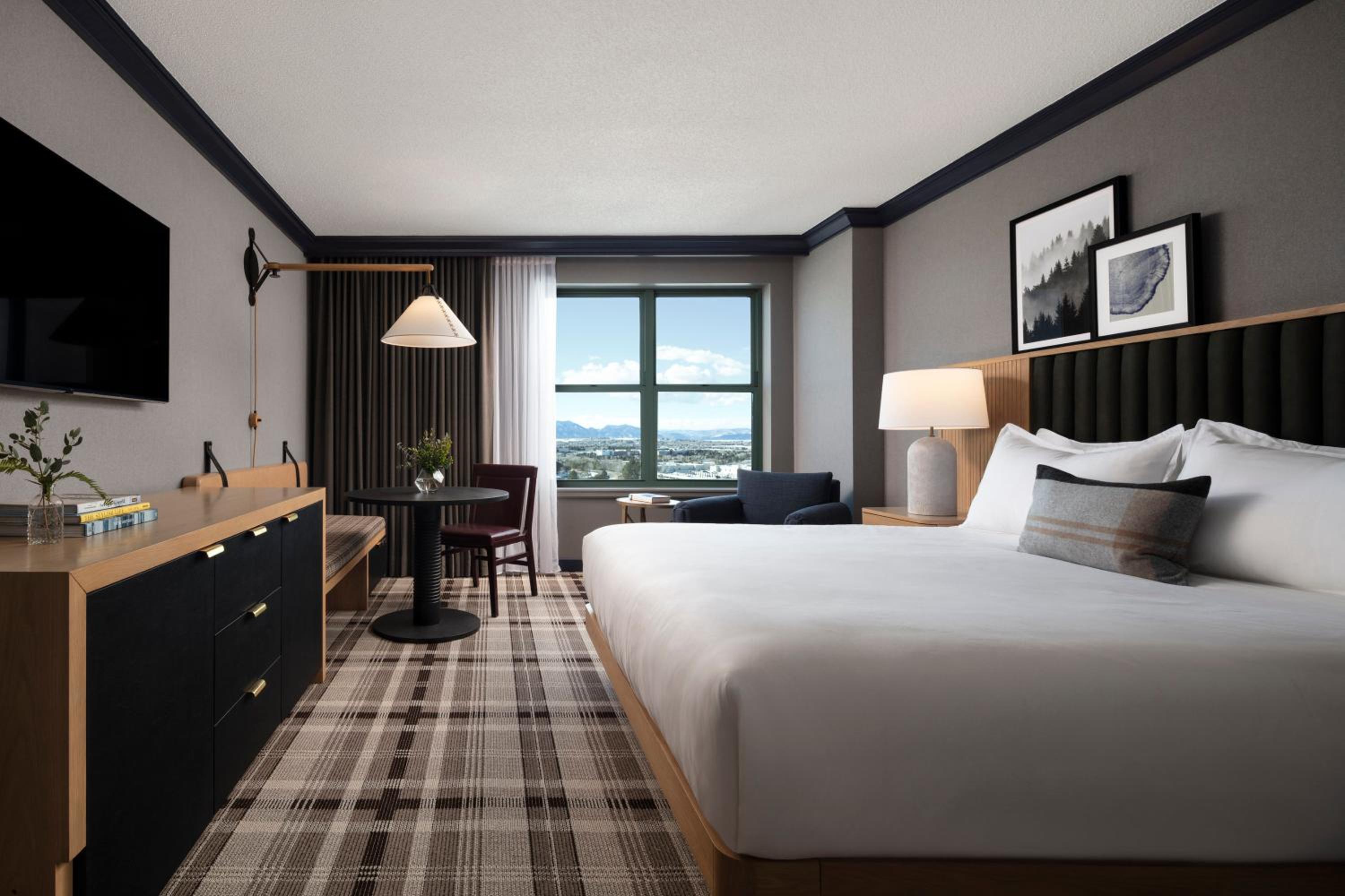 Classic Deluxe Room - 1 King Bed - Photo 2