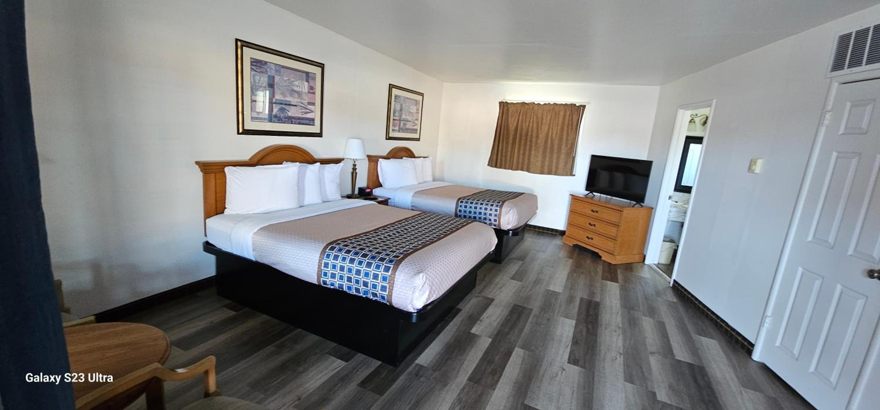 Queen Room with Two Queen Beds - Photo 2
