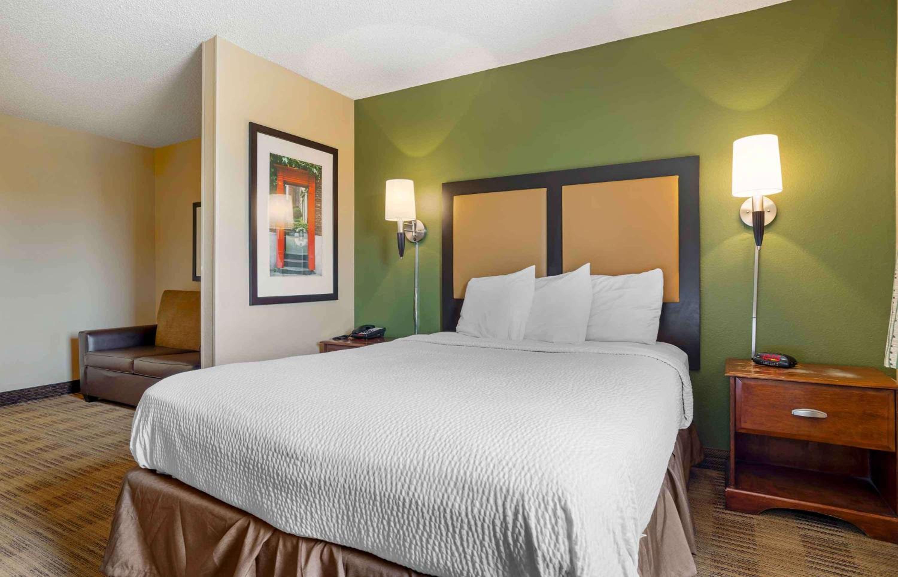 Deluxe Studio with 1 Queen Bed - Non-Smoking - Photo 1