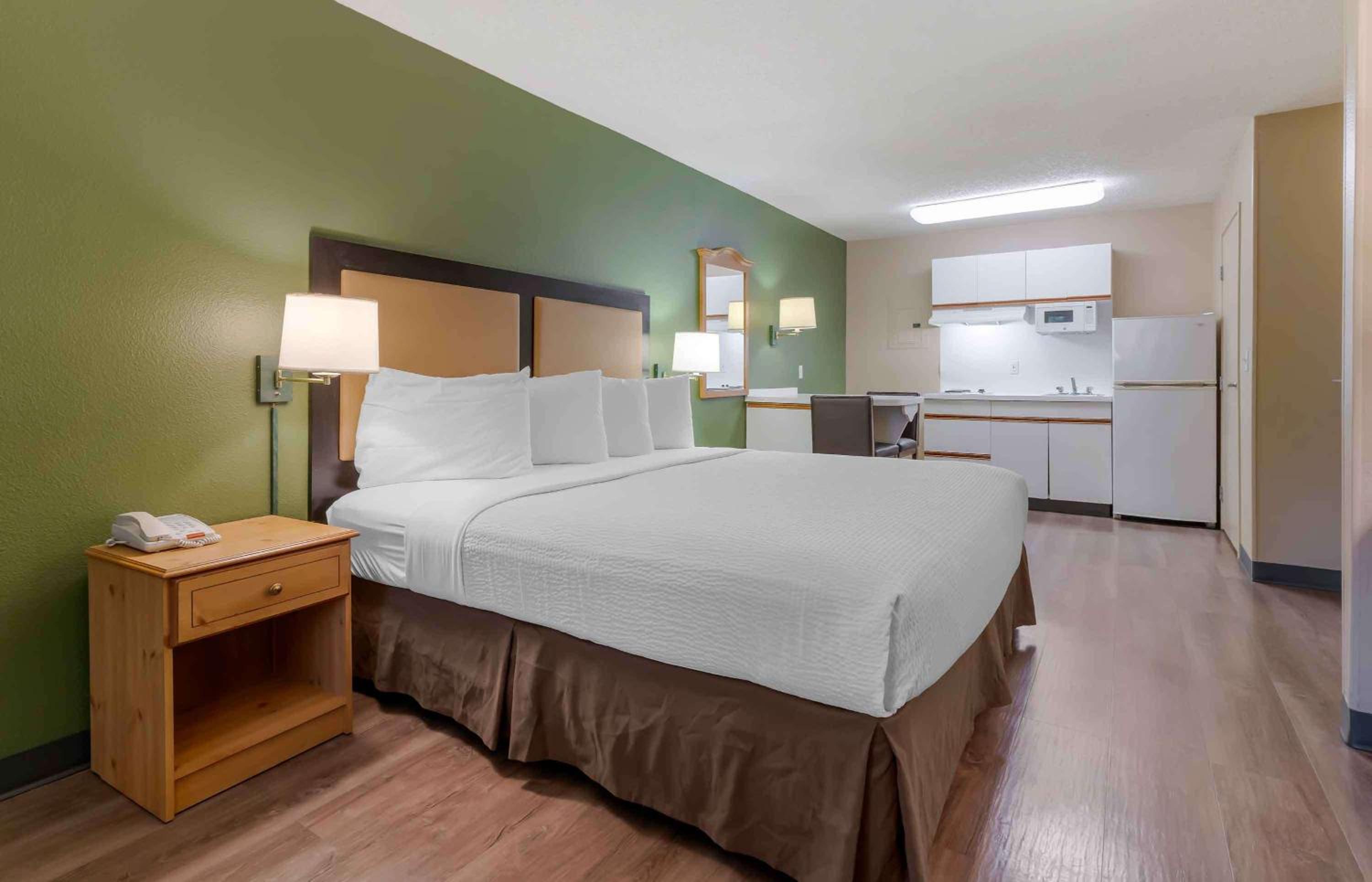 Deluxe Studio with 1 King Bed - Non-Smoking