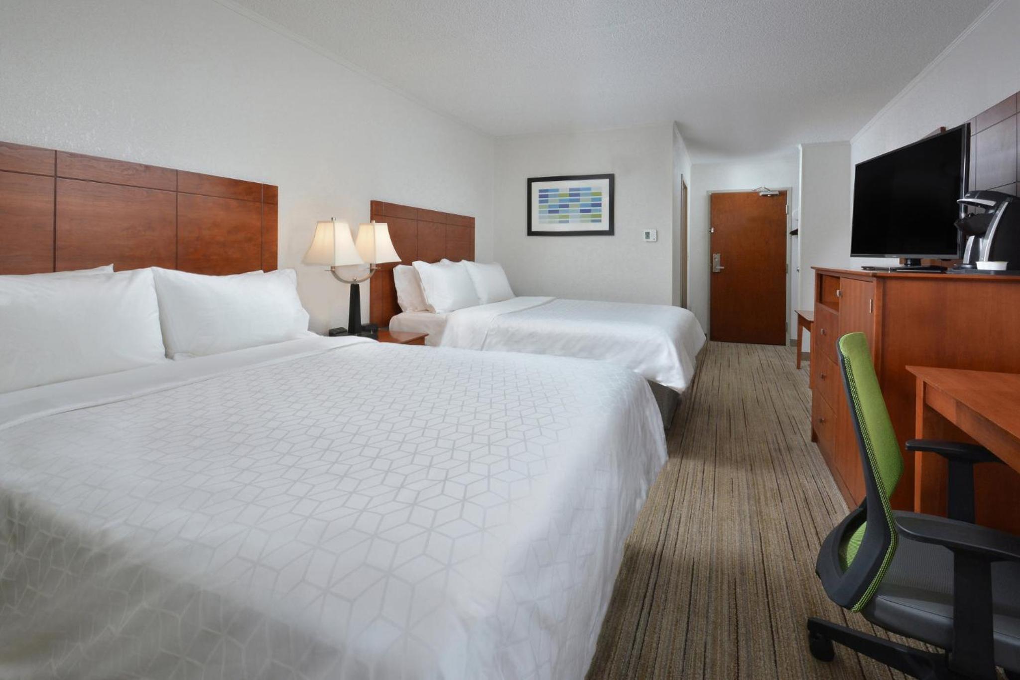 Standard Room with Two Queen Beds - Photo 5