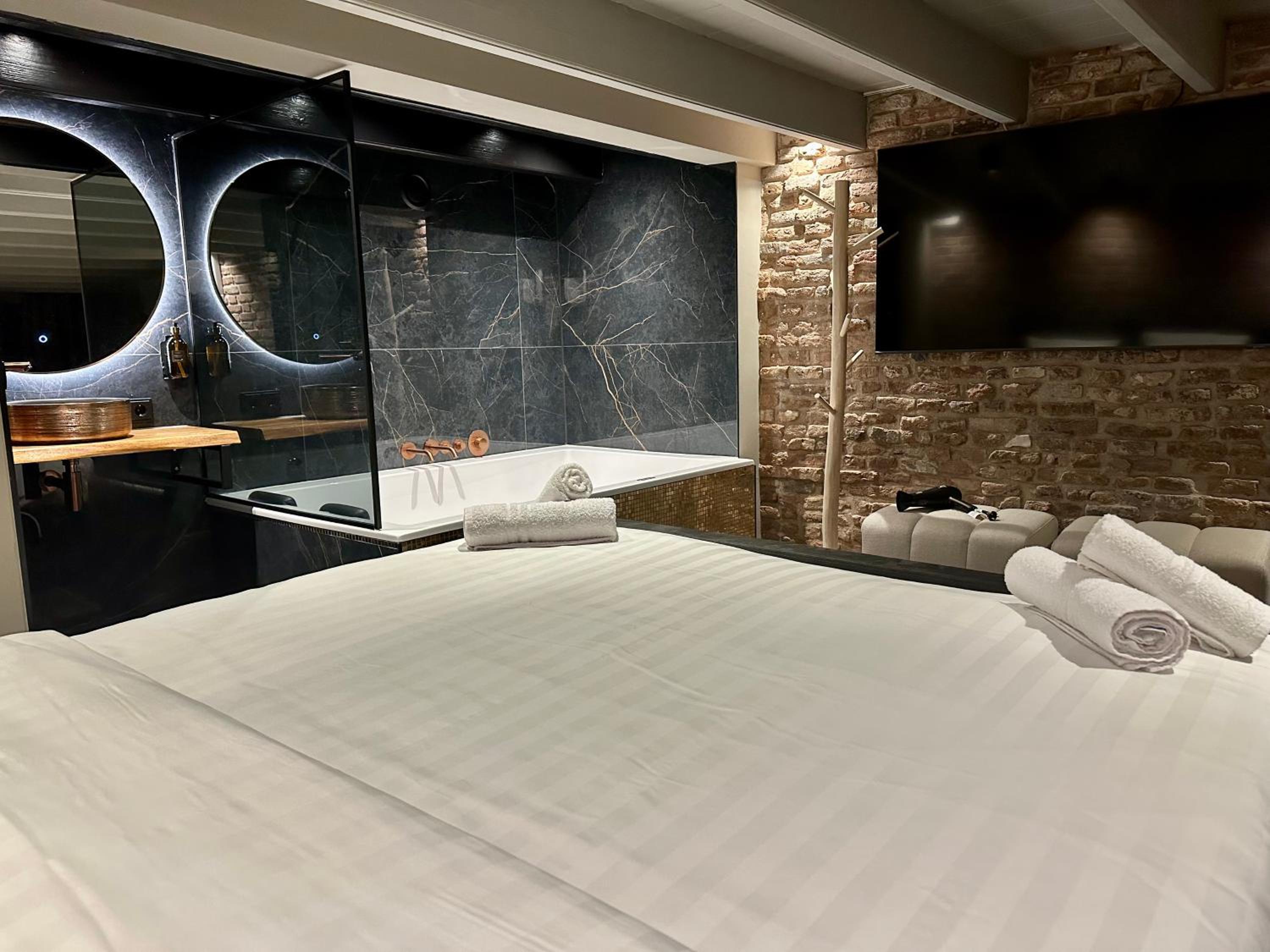  Royal Wellness Studio with Whirlpool photo 1