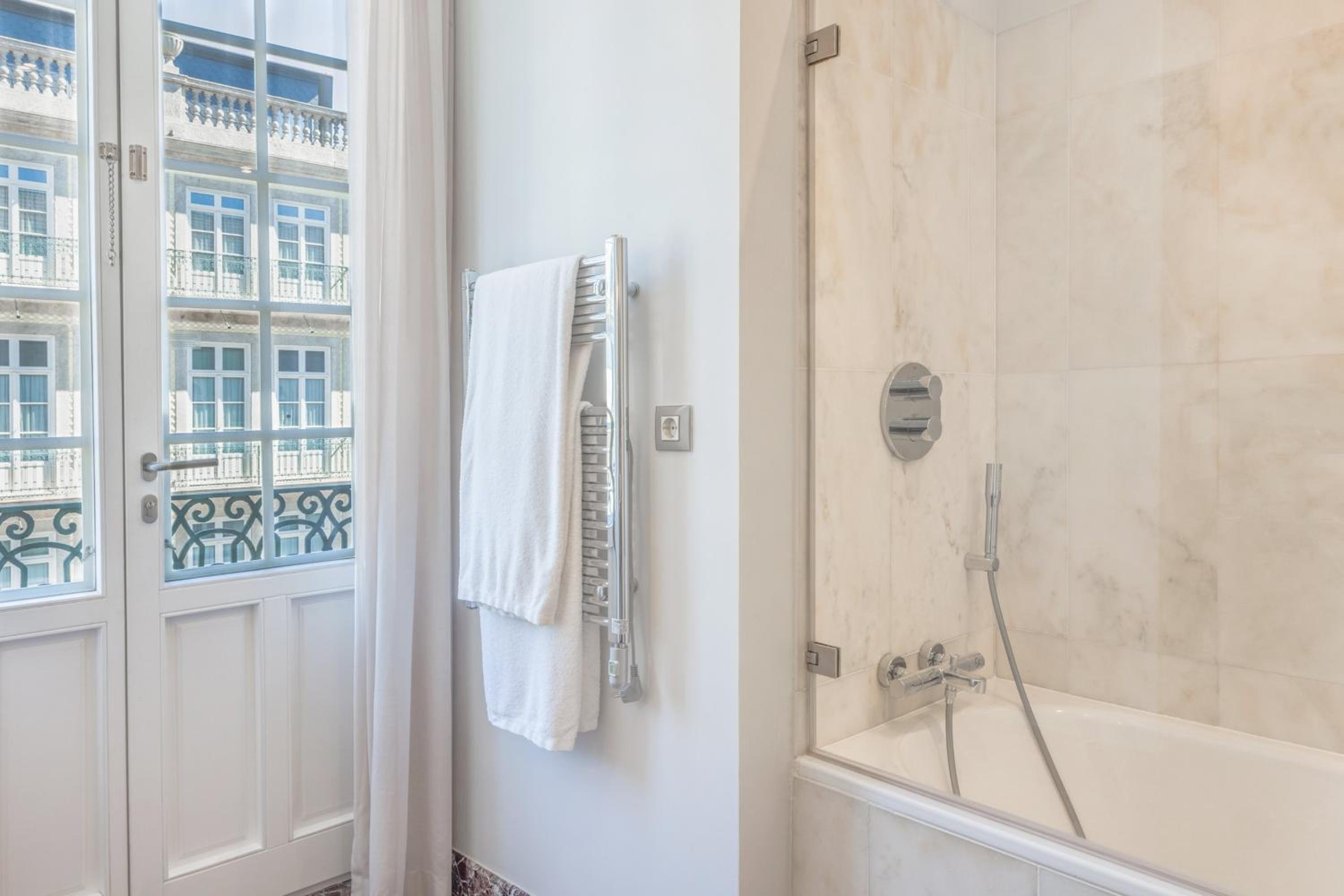 Classic Twin Room with City Center View - Photo 7