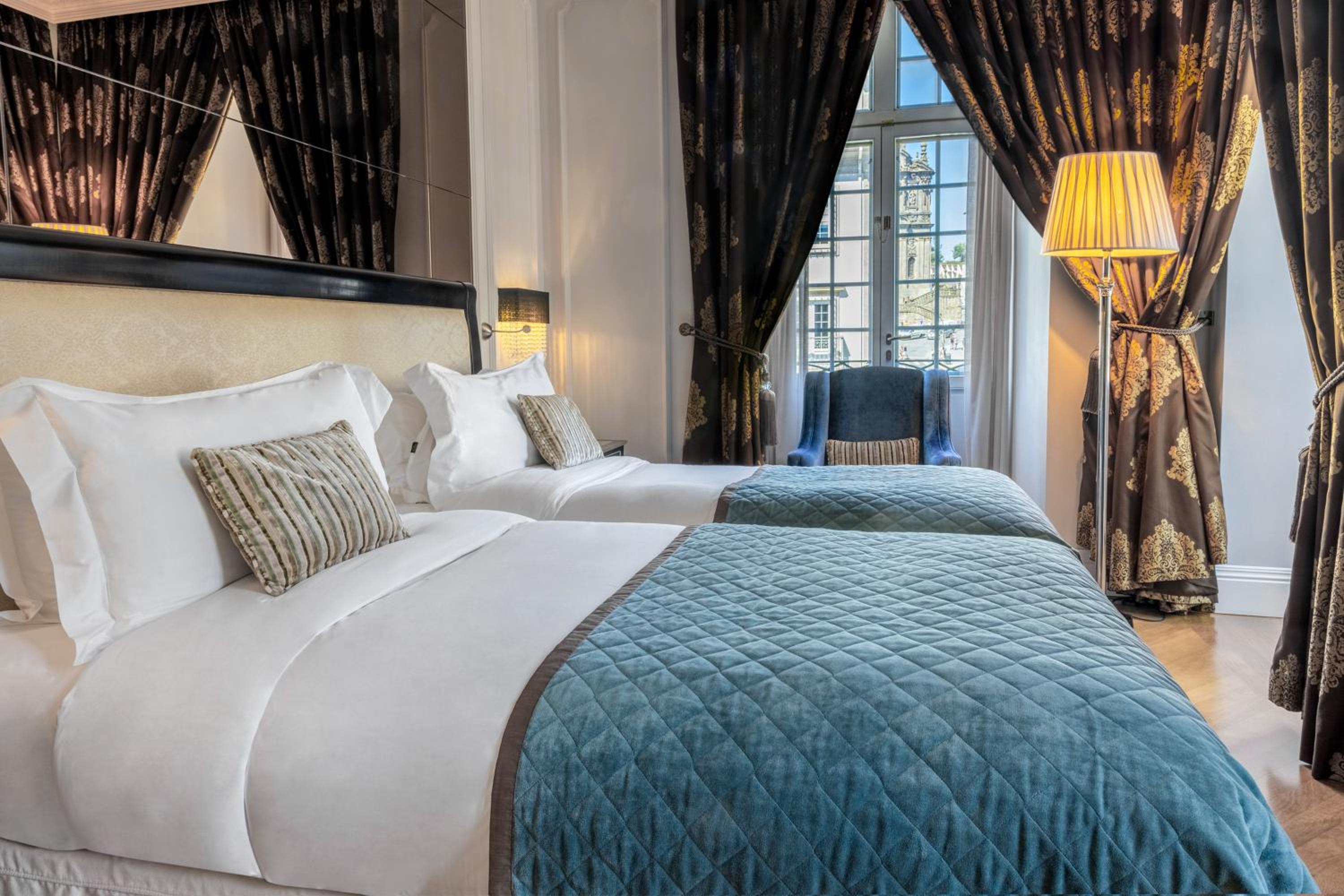 Classic Twin Room with City Center View - Photo 6