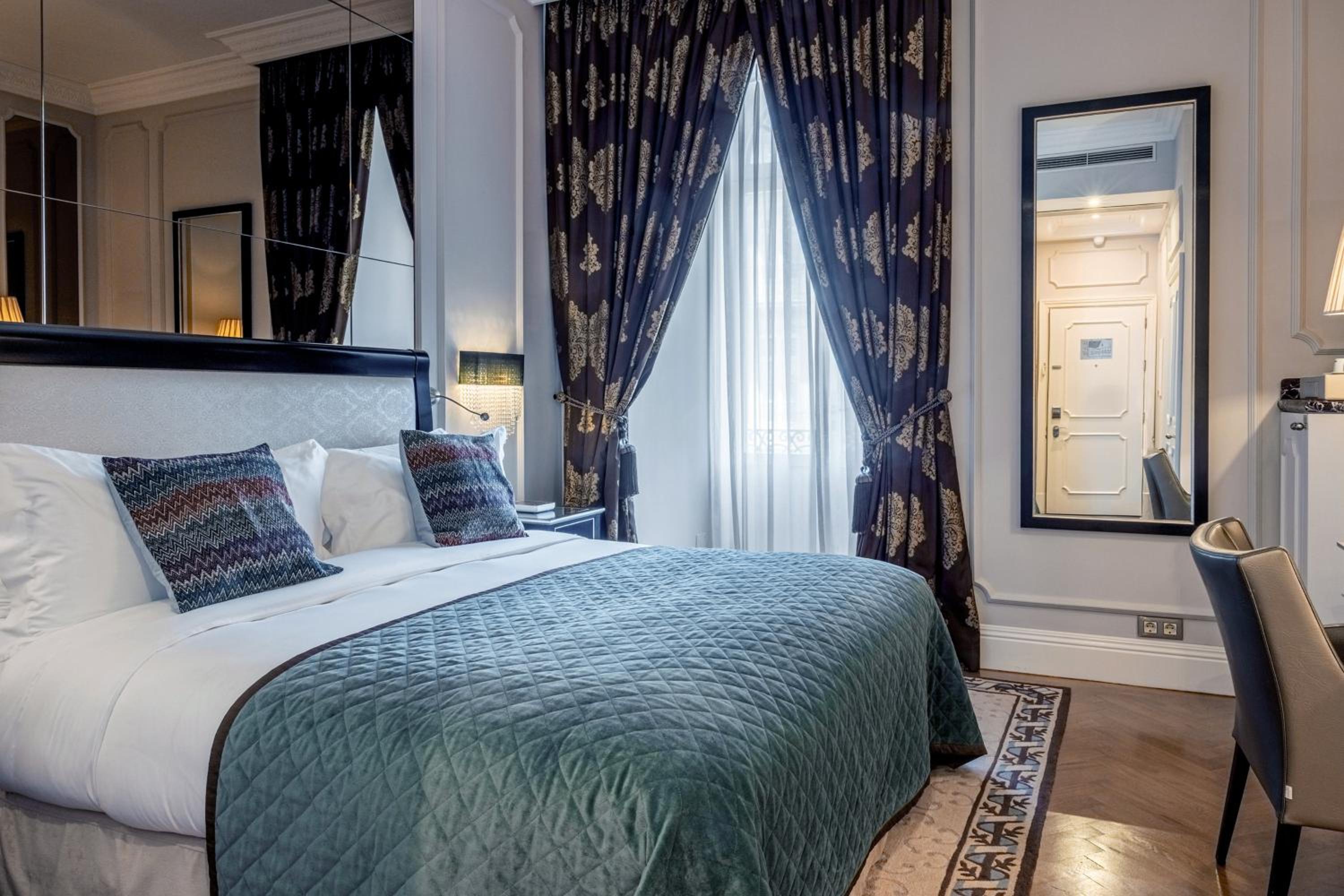 Classic King Room - Photo 7