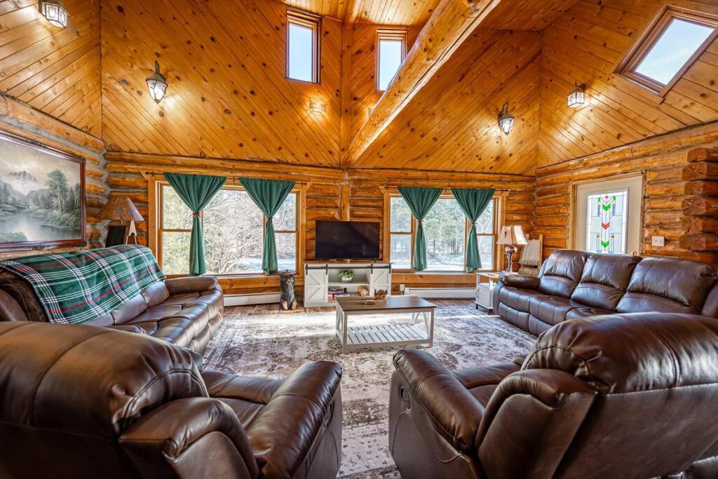 Five-Bedroom House photo 1