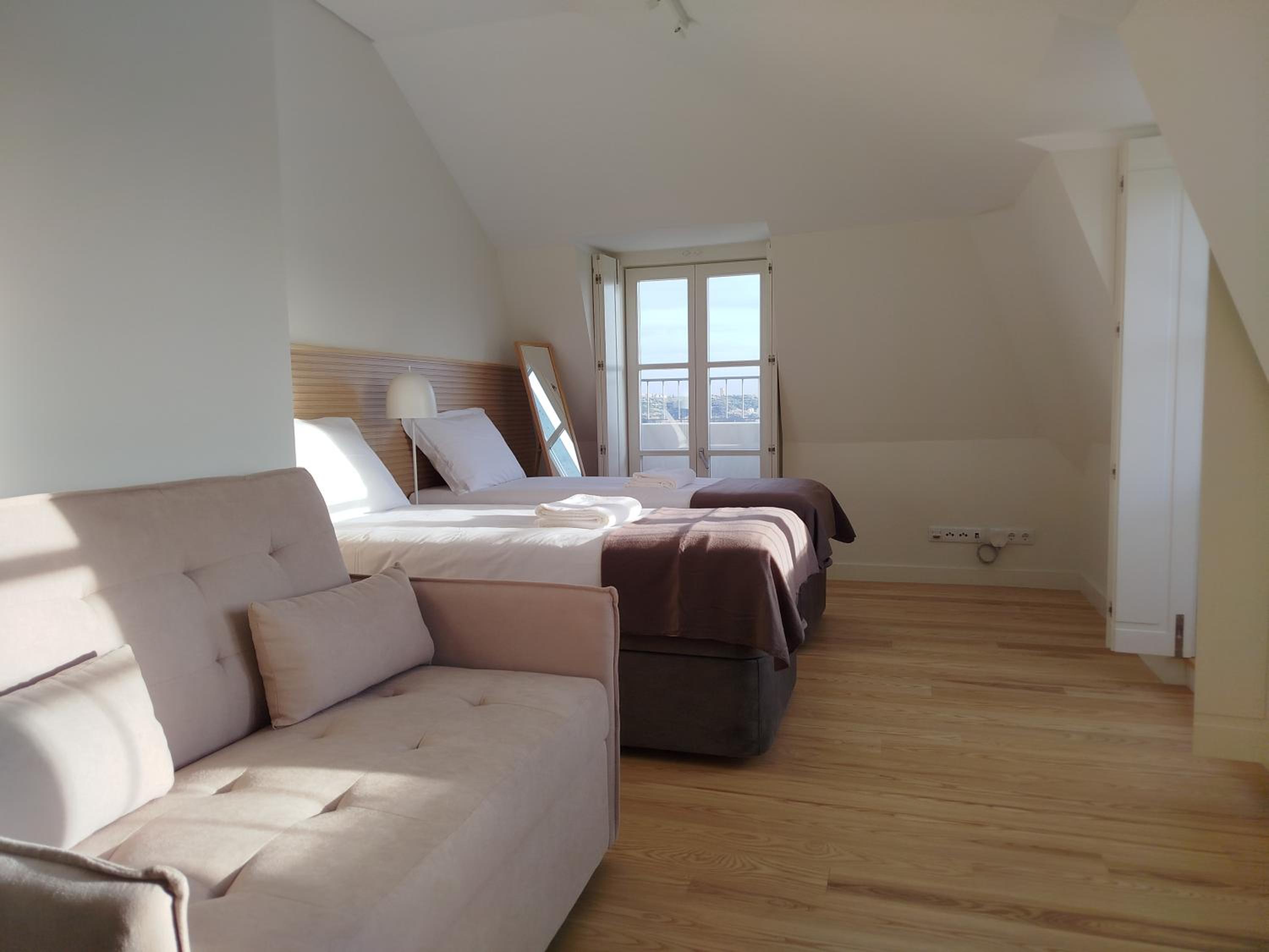 Deluxe One-Bedroom Apartment with City View photo 3