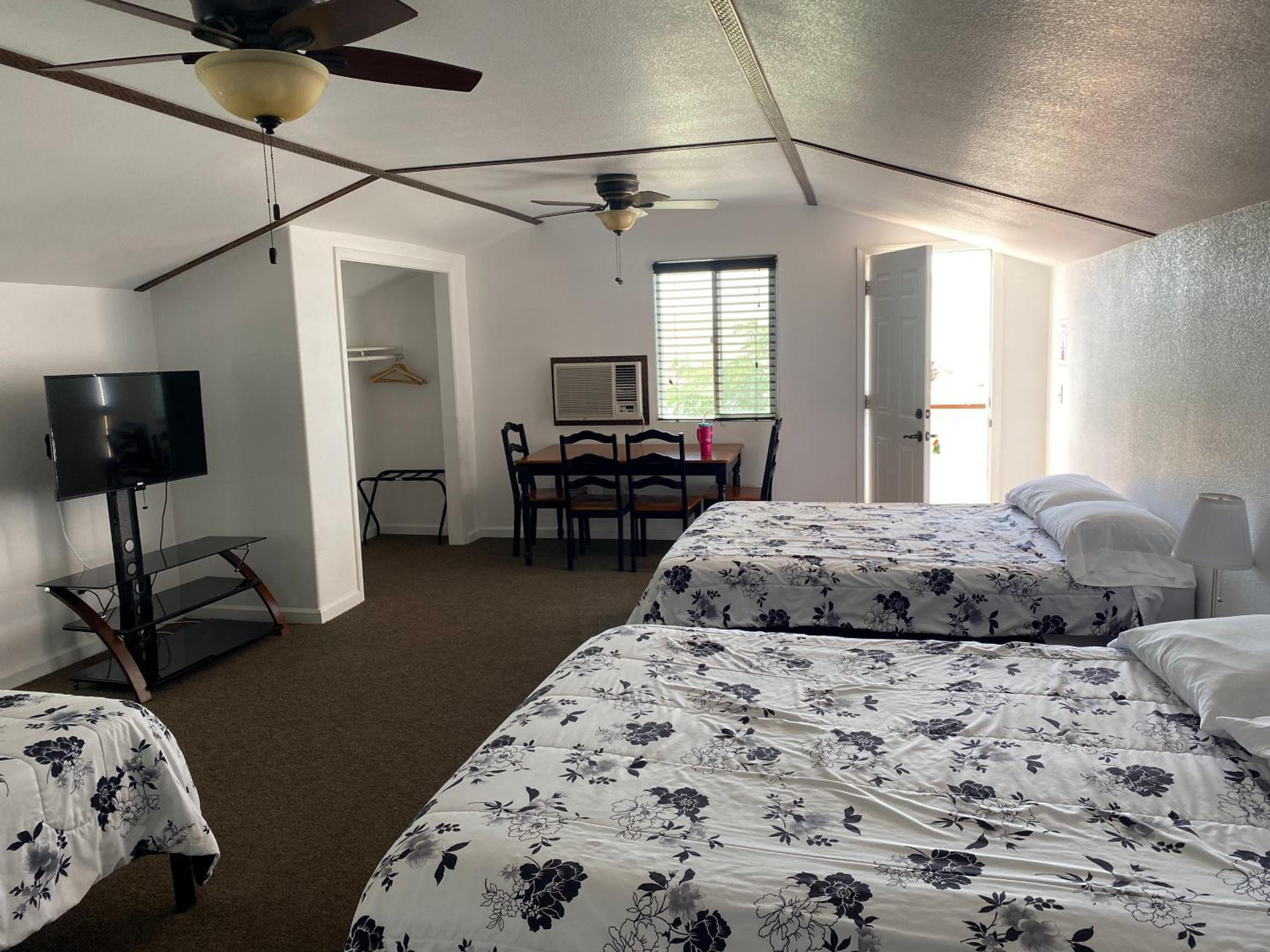Family Room with Three Queen Beds photo 3