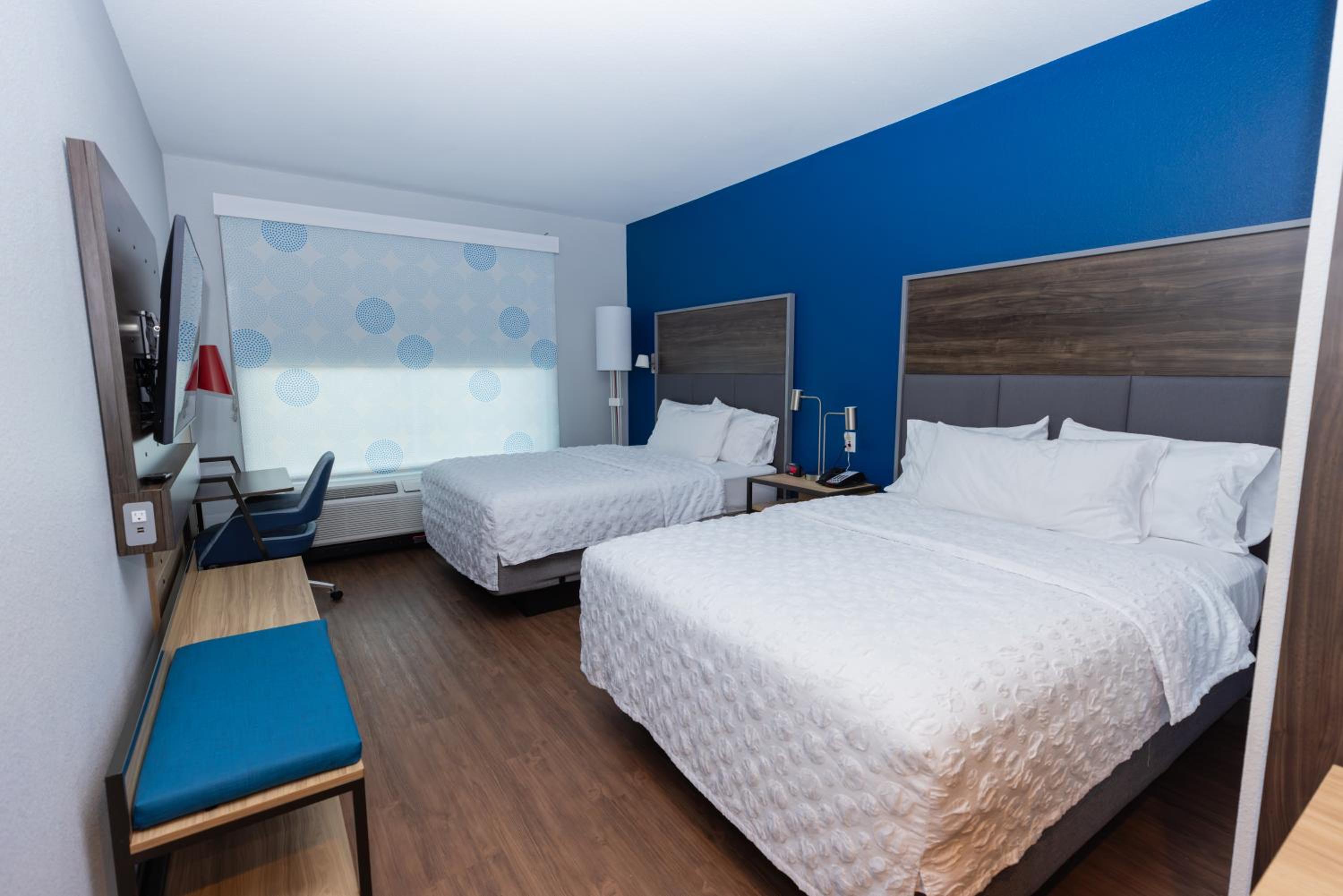 Queen Room with Two Queen Beds and Walk-In Shower - Photo 4