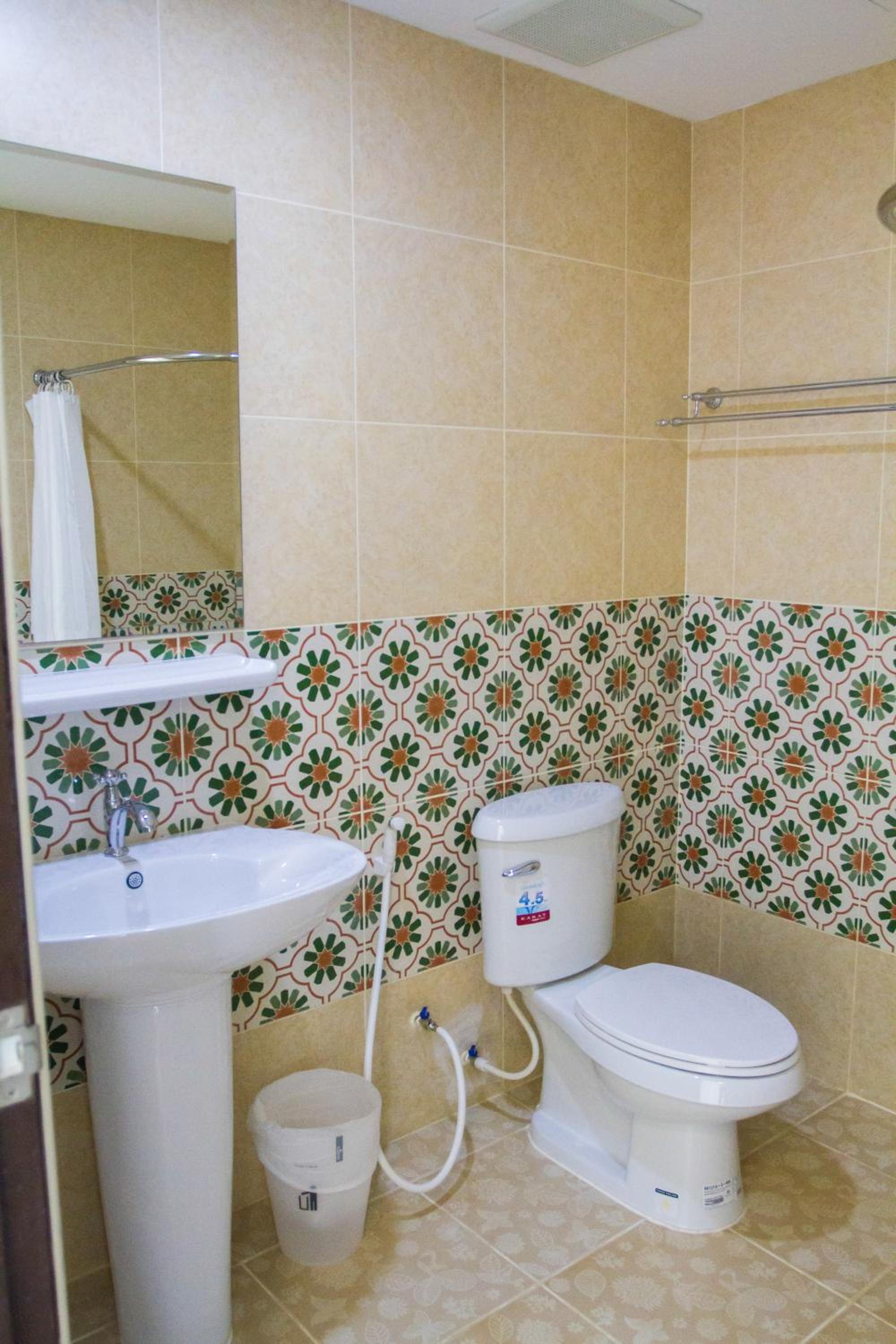 Queen Room with Balcony (No Window) - Photo 2