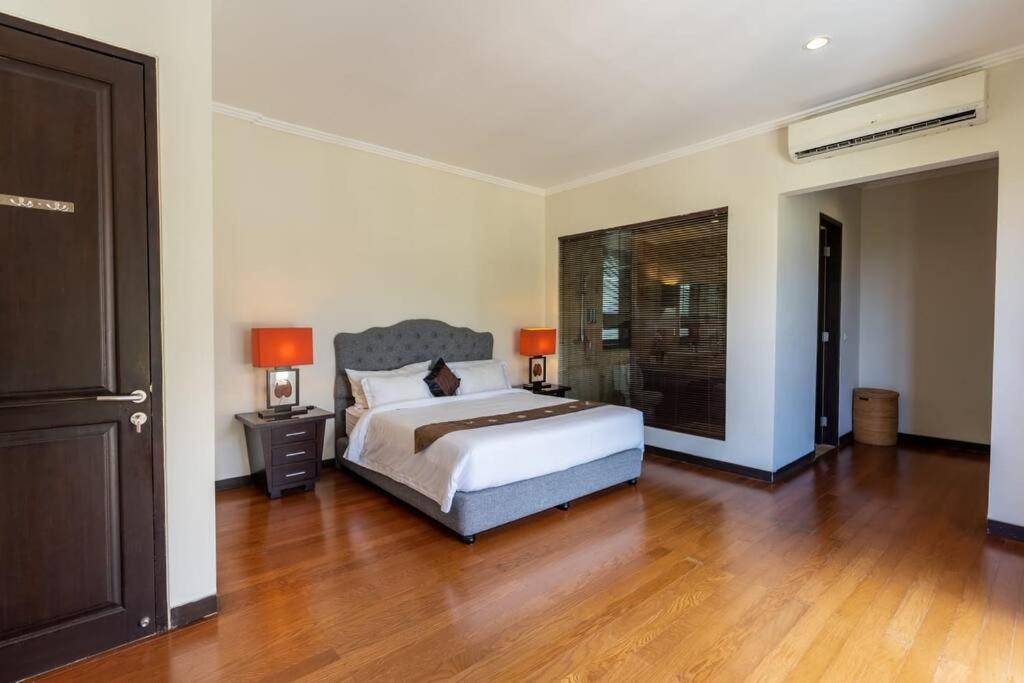 Villa - Photo 1