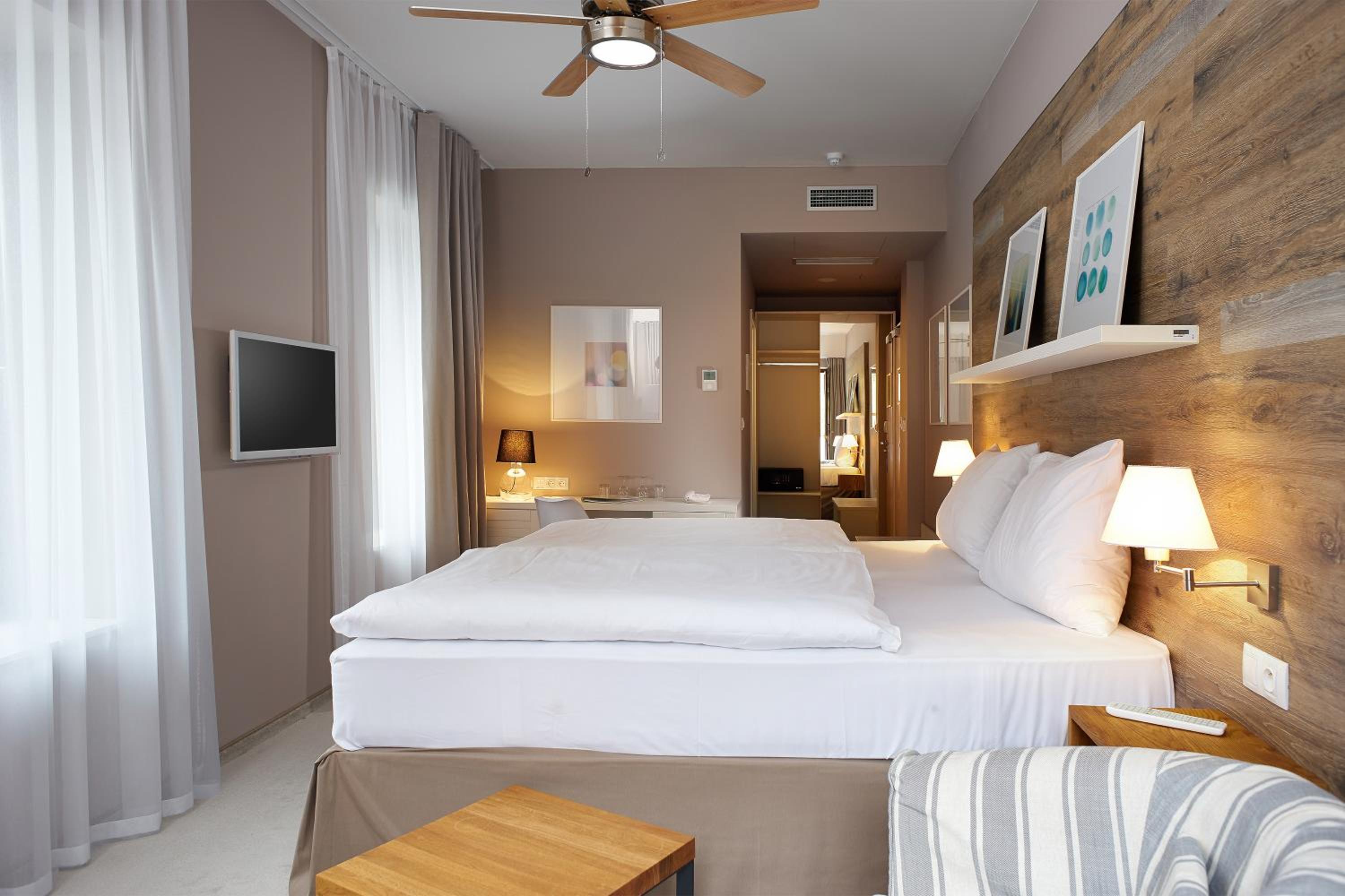 Superior Double Room with Balcony and Golf field View thumbnail 6