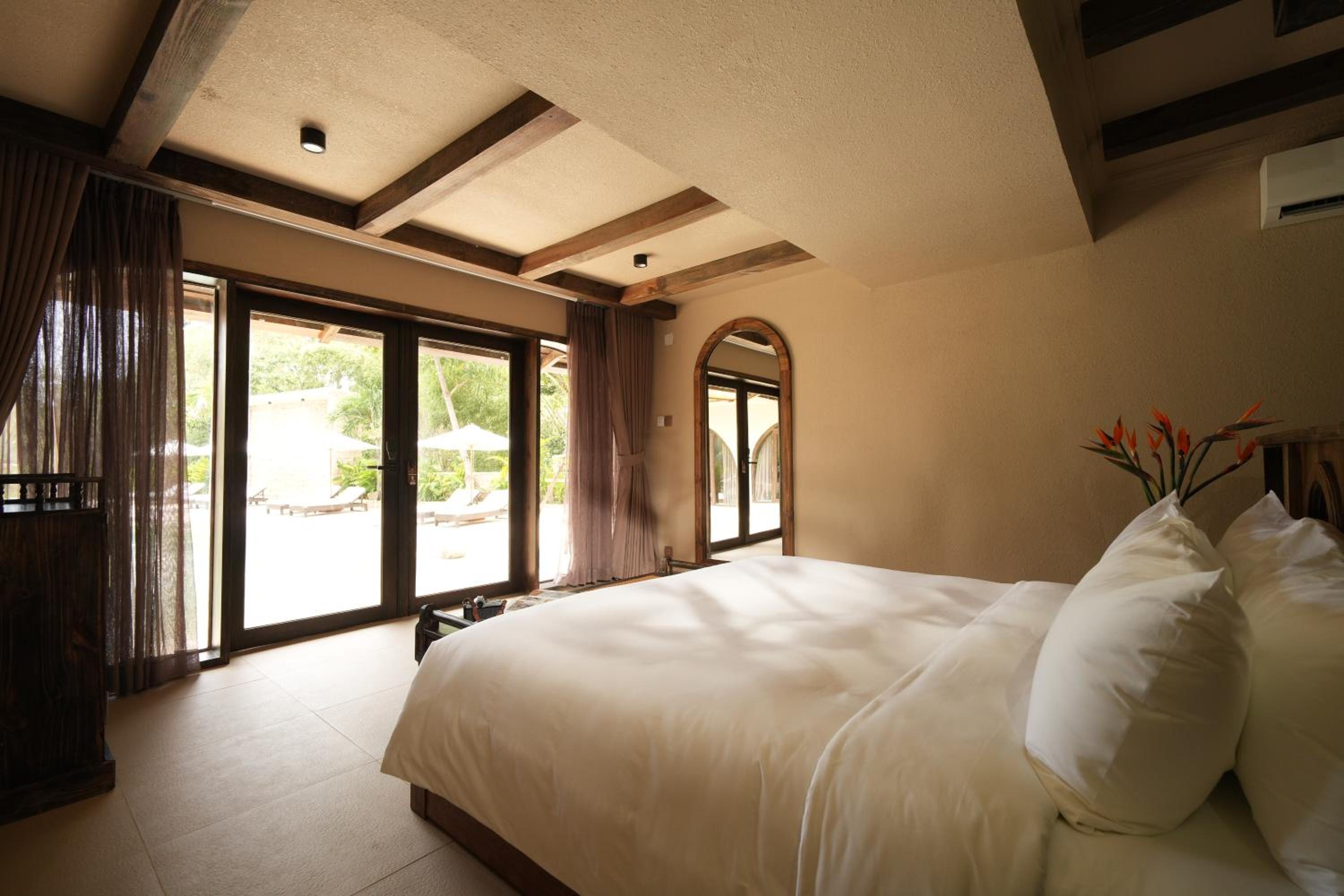 Queen Room With Pool View
