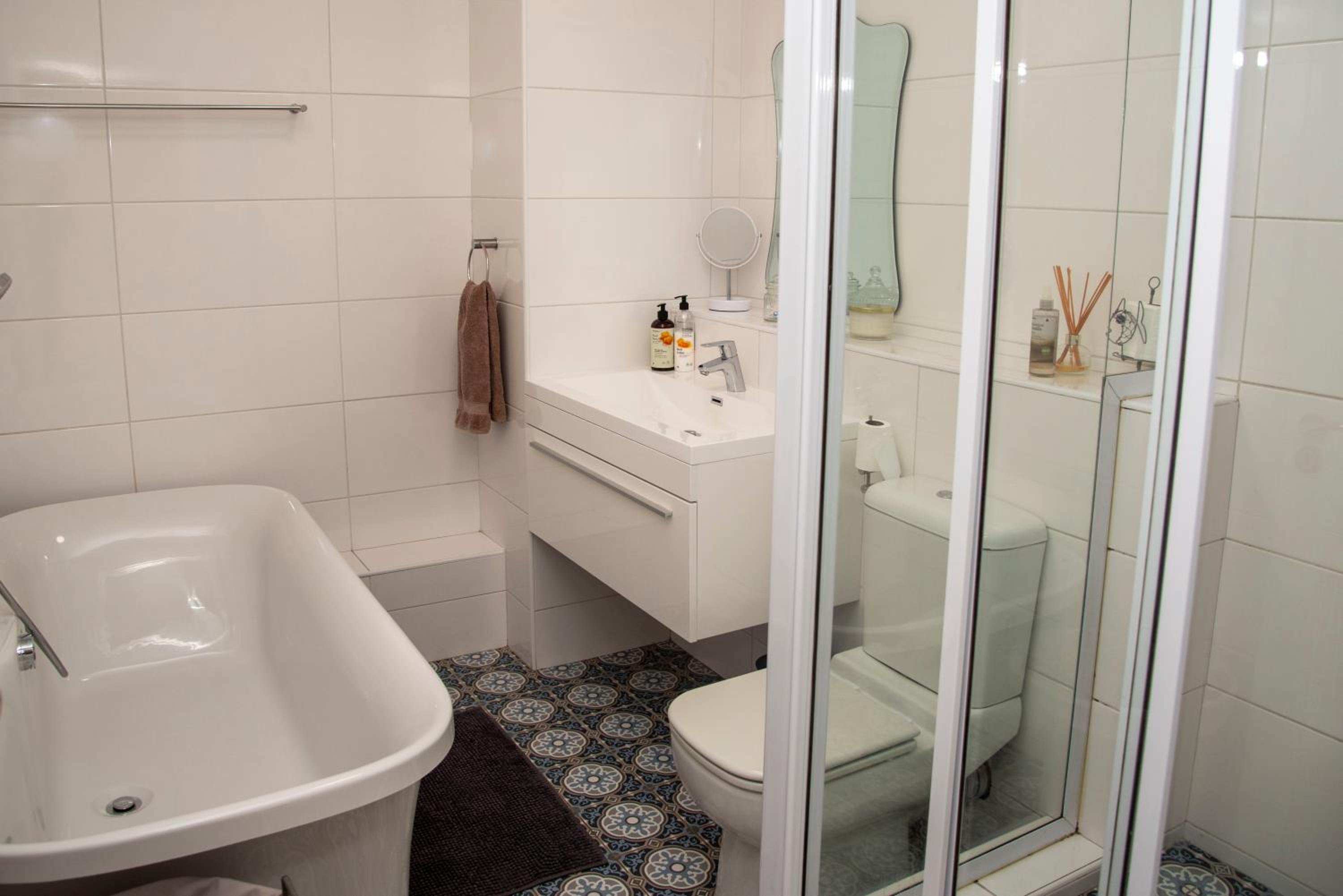 One-Bedroom Apartment - Photo 2