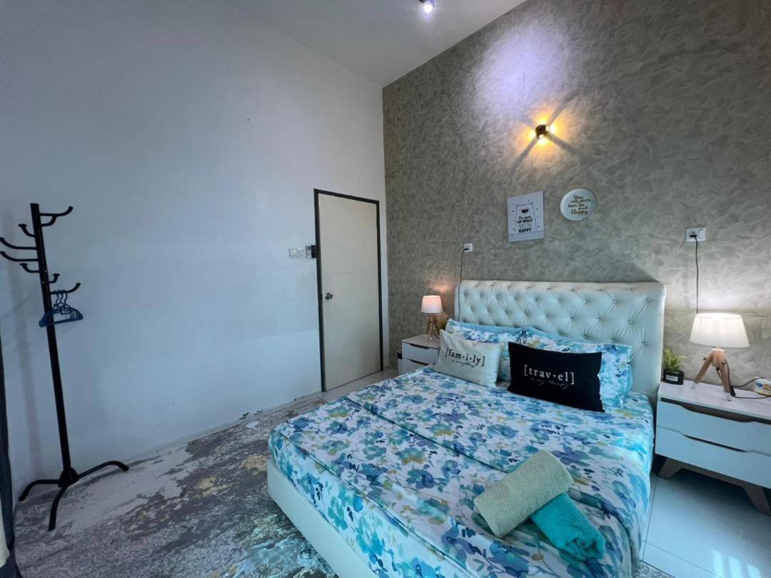 Five-Bedroom House photo 1